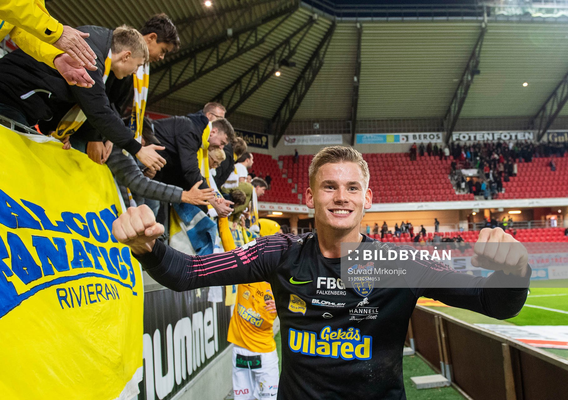 Falkenbergs målvakt Johan Brattberg jublar