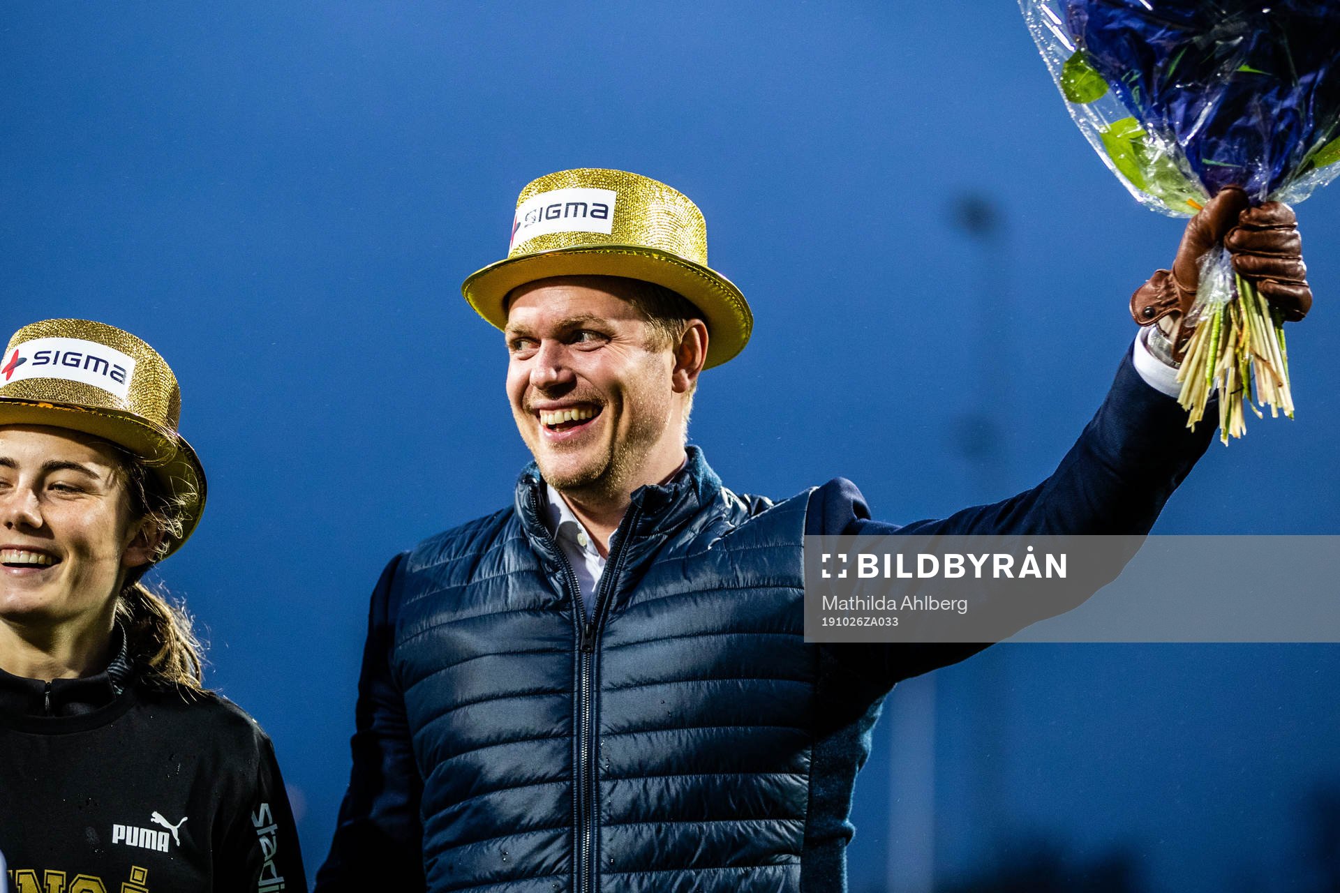 Rosengårds tränare Jonas Eidevall jublar med pokal och