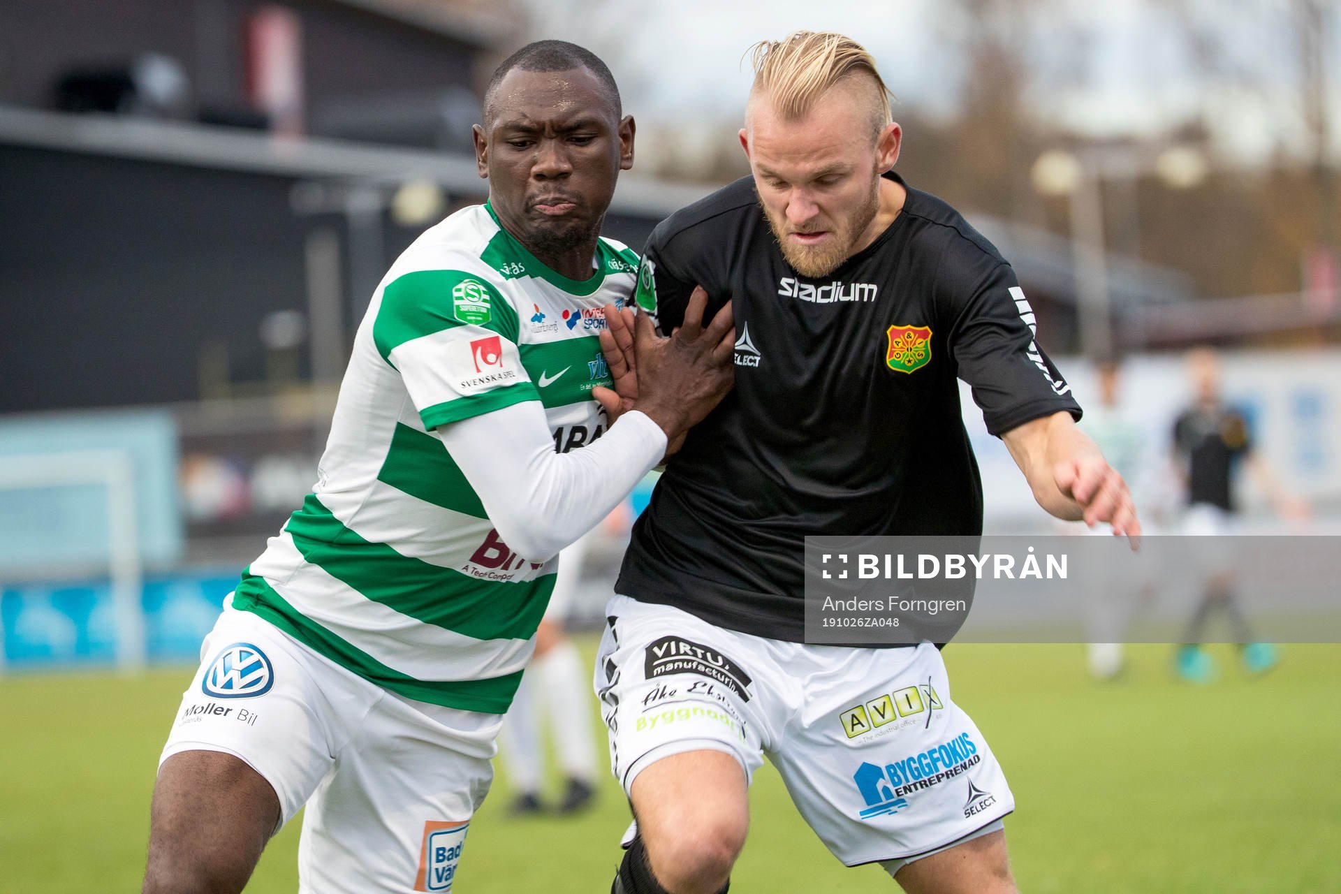 Västerås Ravy Tsouka Dozi och GAIS Niklas Andersen under fotbollsmatchen i Superettan mellan Västerås och GAIS den 26 oktober 2019 i Västerås.