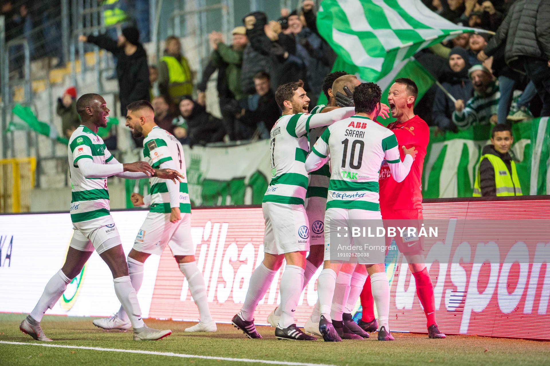 Västerås Douglas Karlberg jublar med lagkamrater efter 4-0 under fotbollsmatchen i Superettan mellan Västerås och GAIS den 26 oktober 2019 i Västerås.