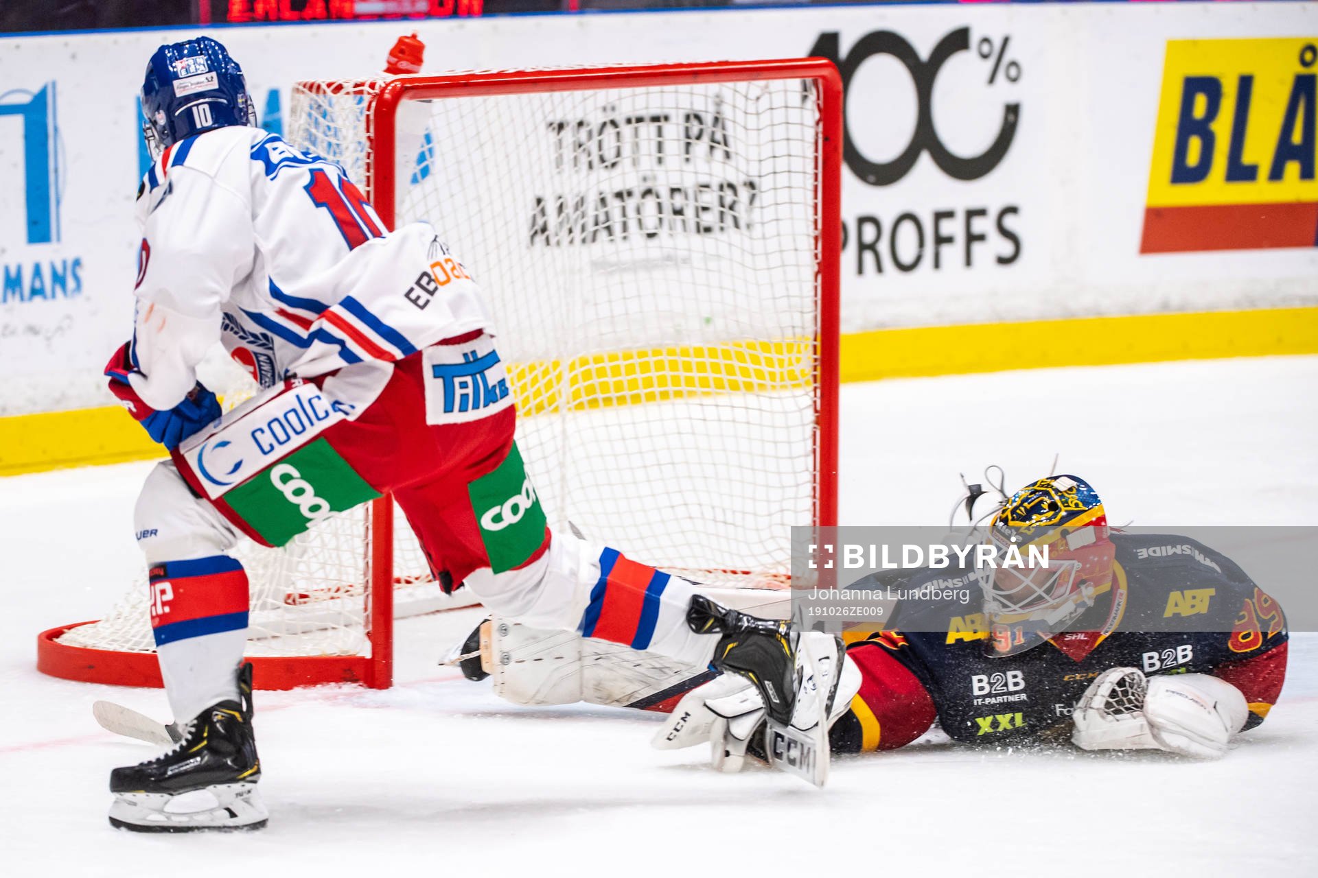 Djurgårdens målvakt Niklas Svedberg räddar framför