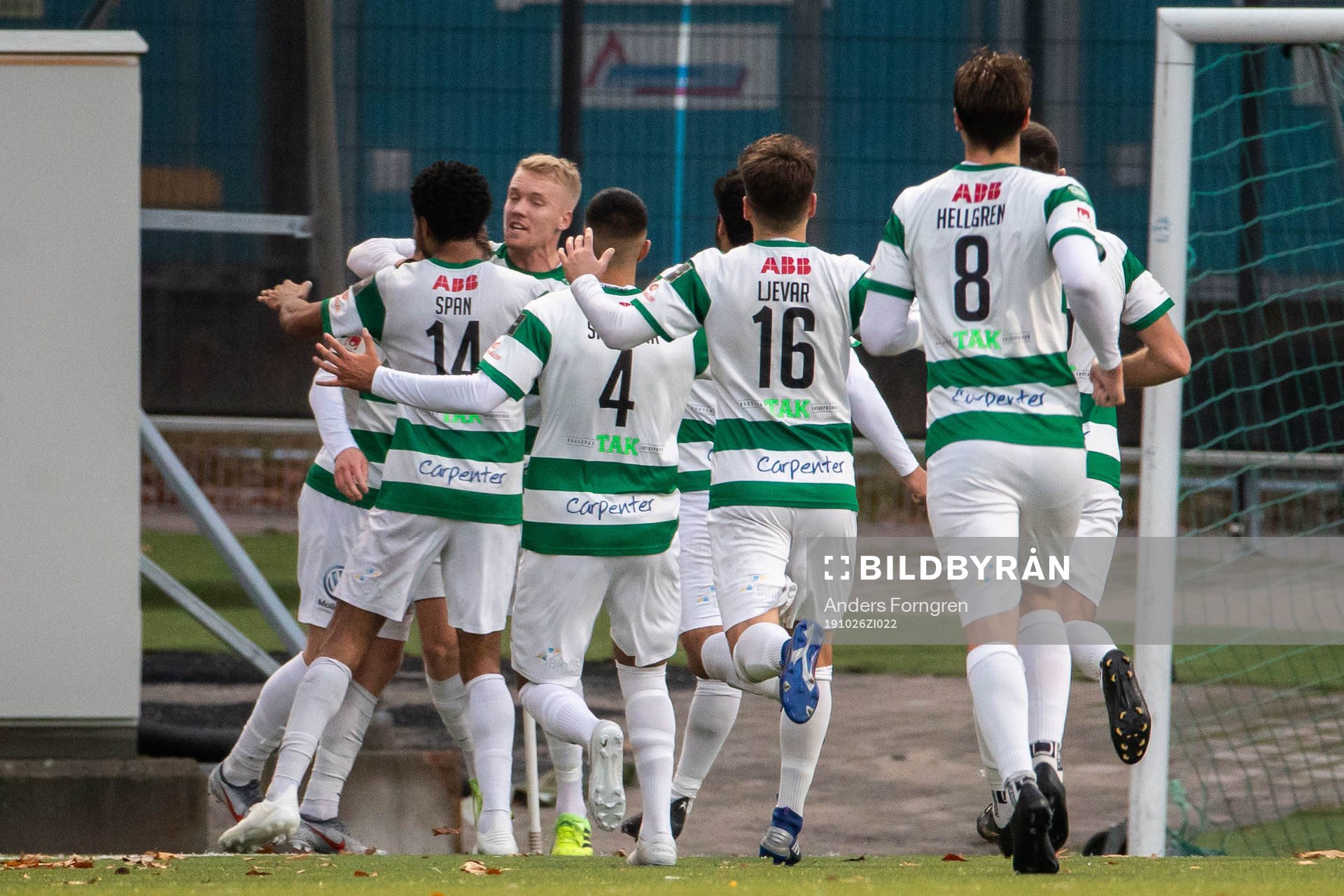 Västerås Emil Skogh jublar med lagkamrater efter 1-0 under fotbollsmatchen i Superettan mellan Västerås och GAIS den 26 oktober 2019 i Västerås.