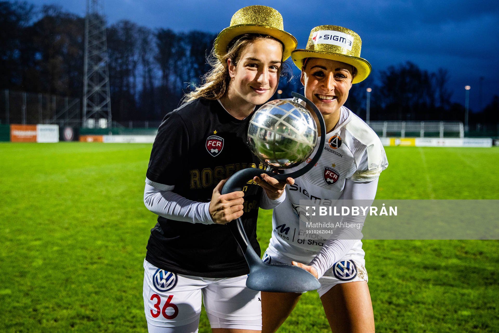 Rosengårds Edina Filekovic och Sanne Troelsgaard  jublar