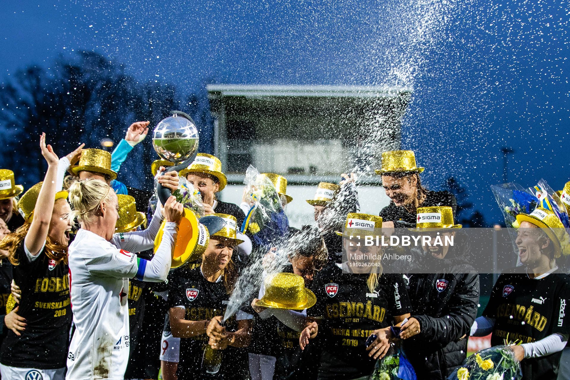 Rosengårds spelare jublar med pokal och medaljer