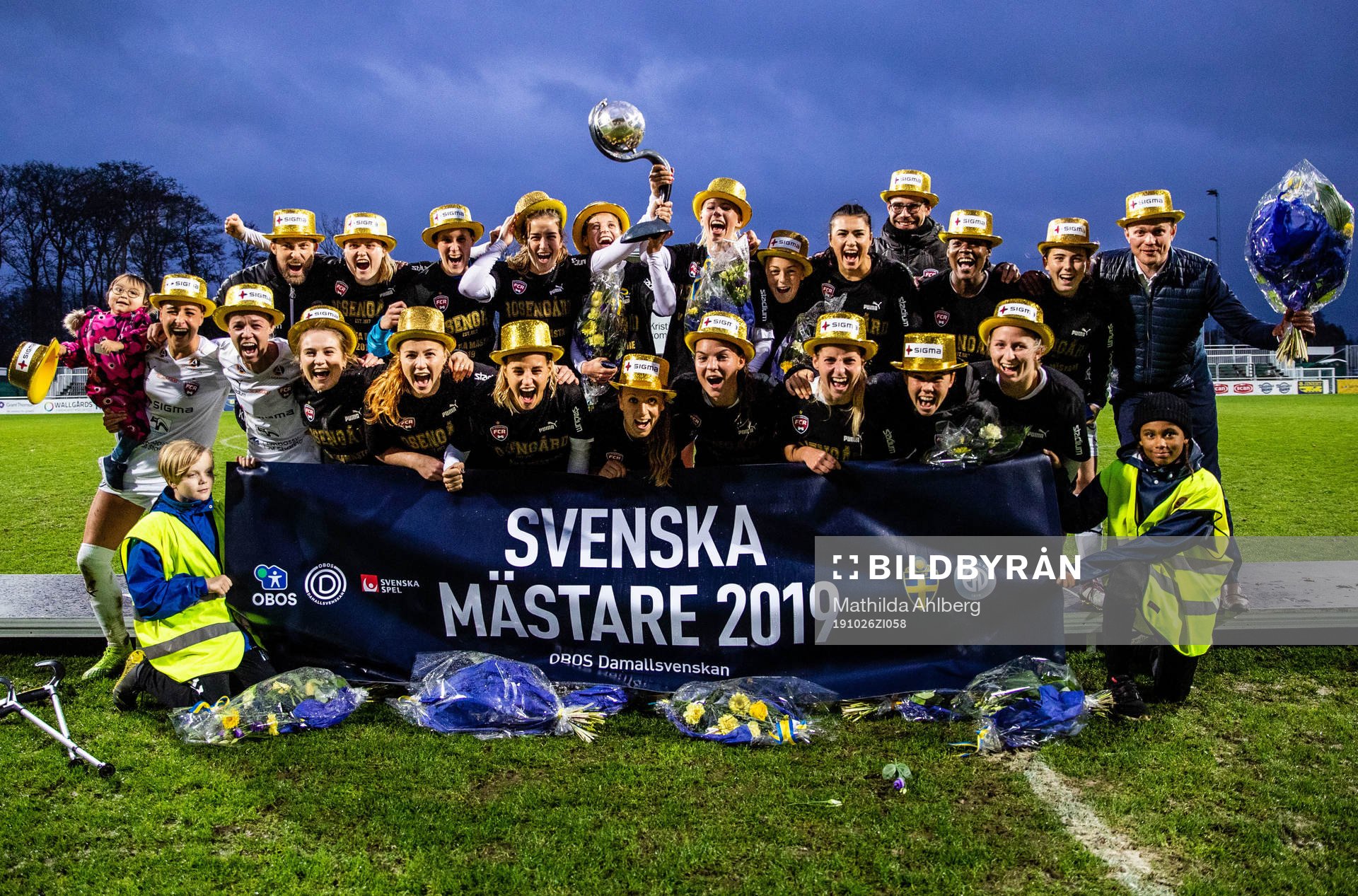 Rosengårds spelare jublar med pokal och medaljer