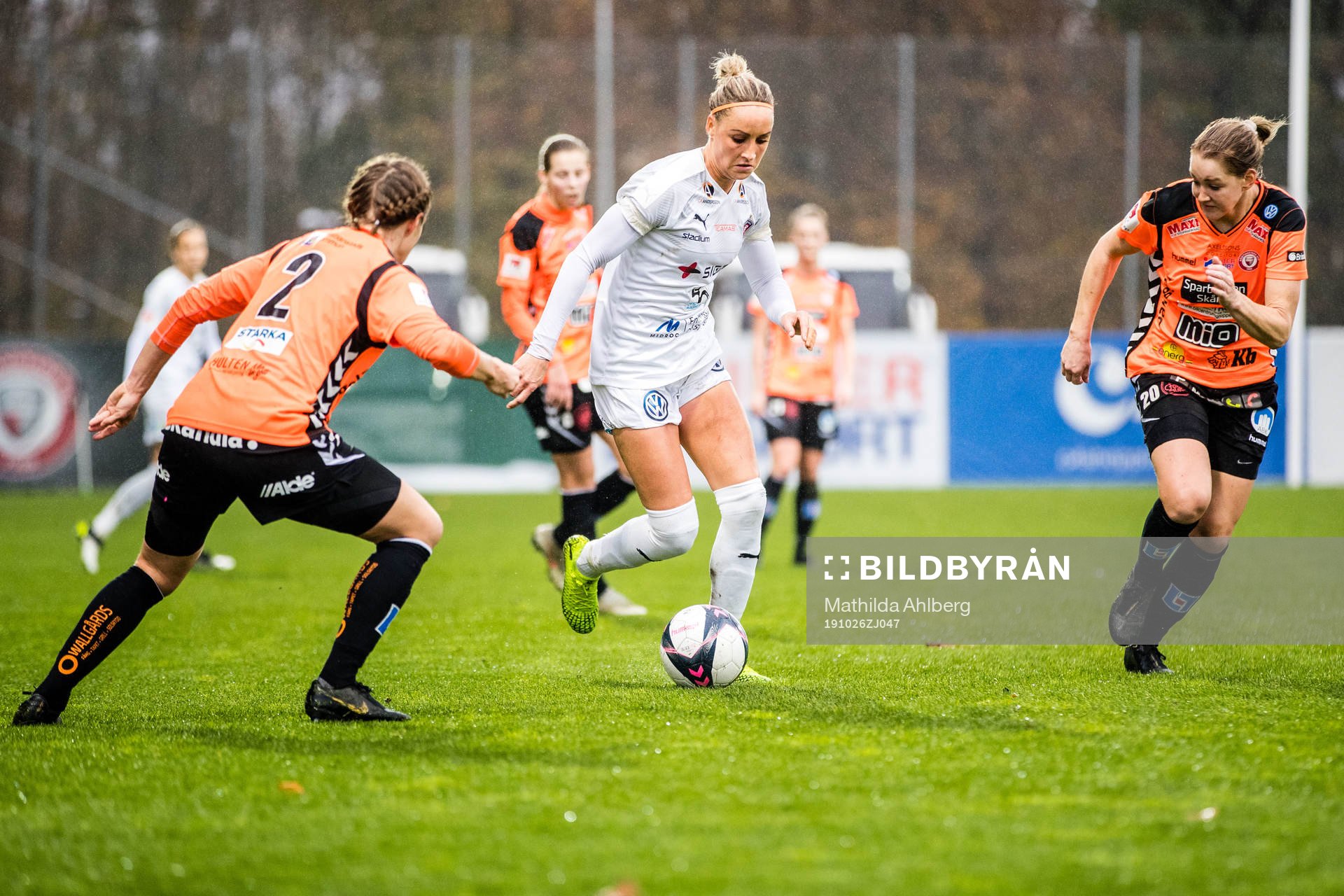 Kristianstads Sif Atladottir och Mia Carlsson försvarar