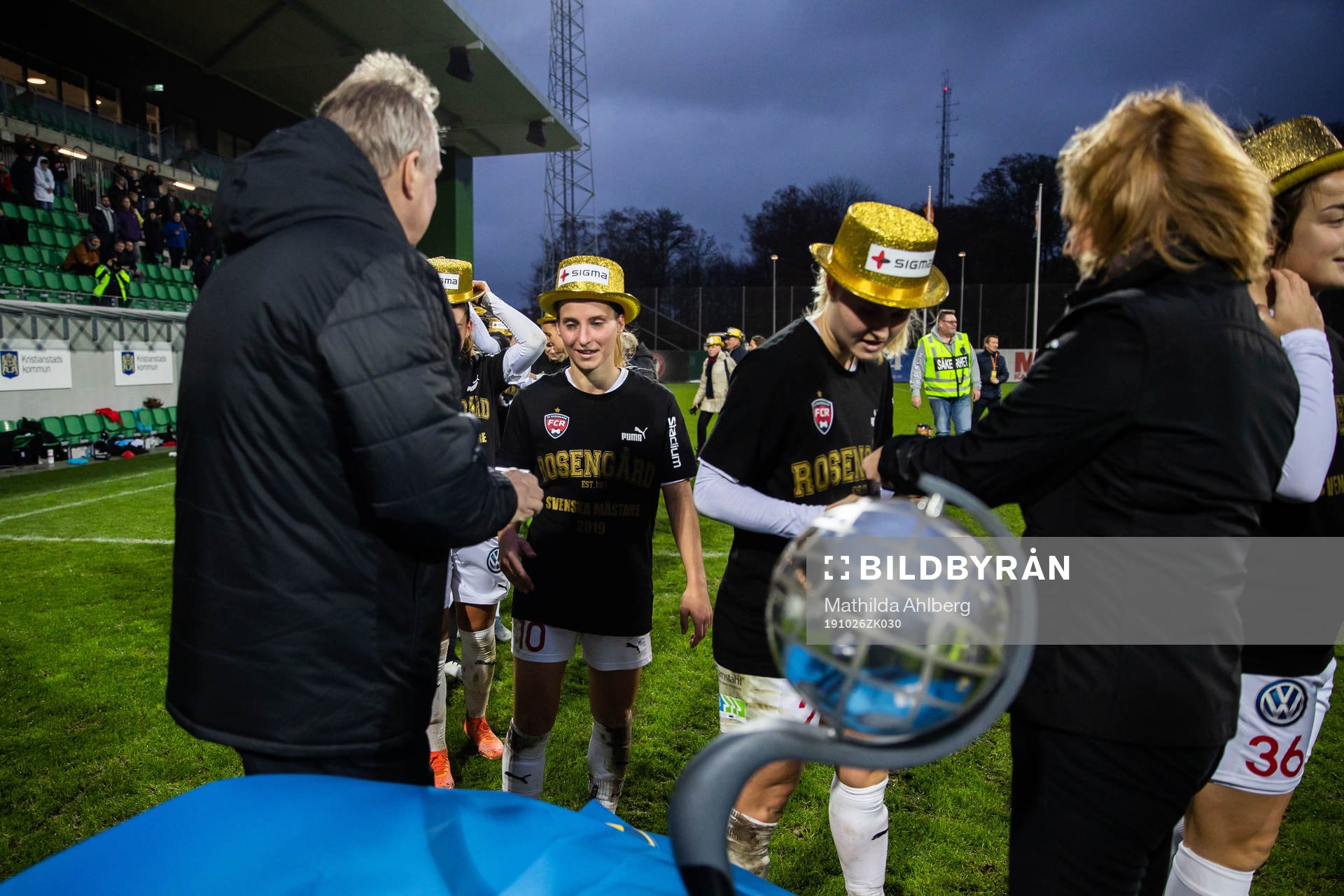 Rosengårds spelare jublar med pokal och medaljer