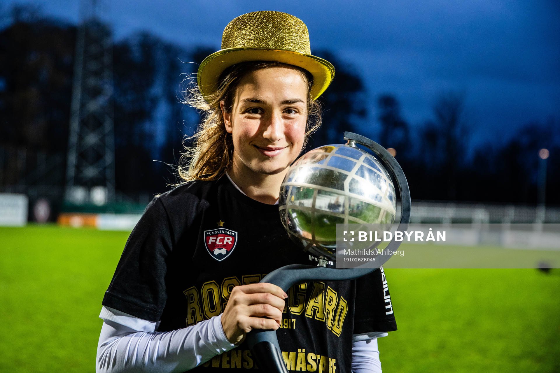 Rosengårds Edina Filekovic jublar med pokal och medaljer
