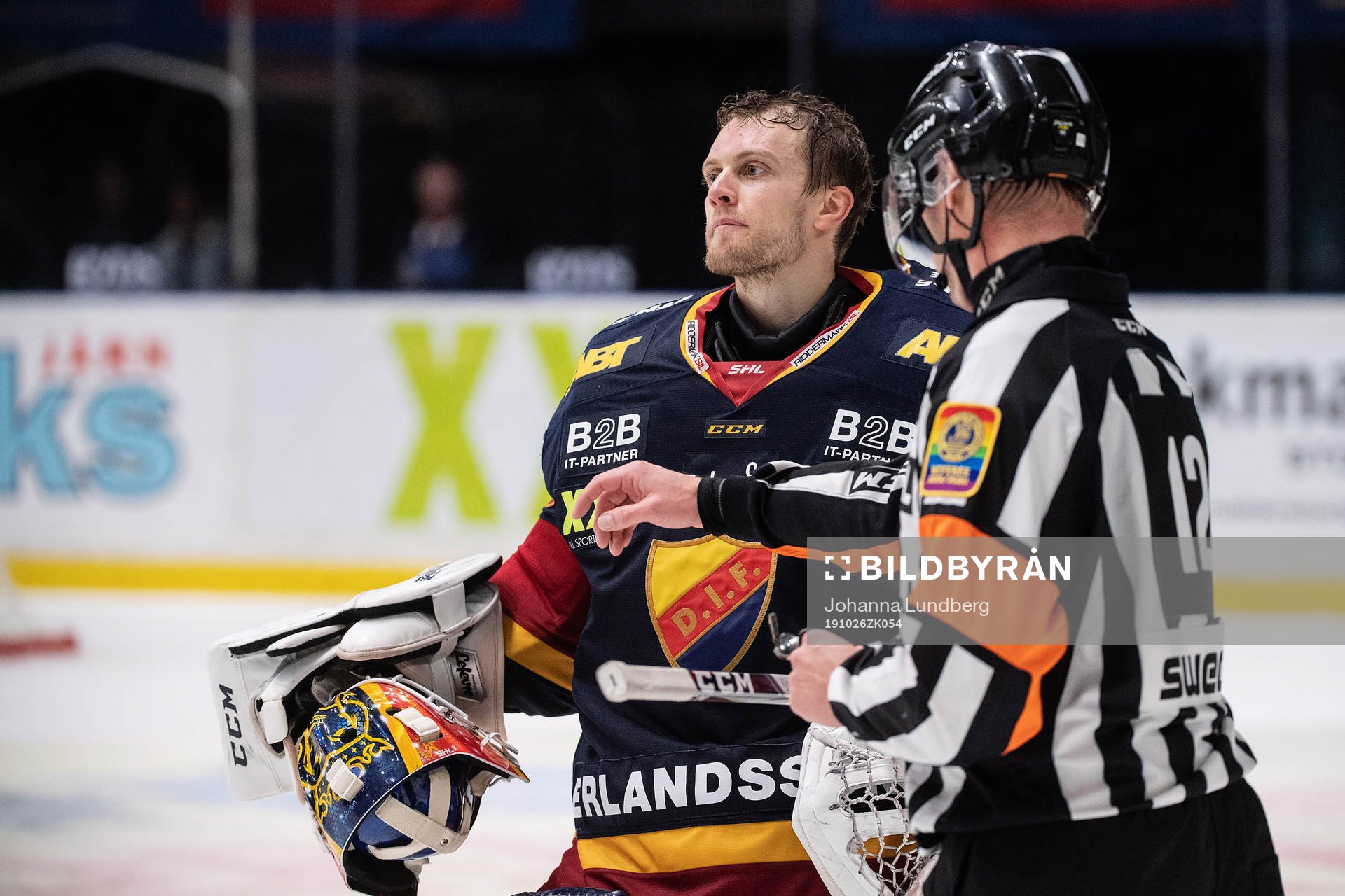 Djurgårdens målvakt Niklas Svedberg i samtal med Domare