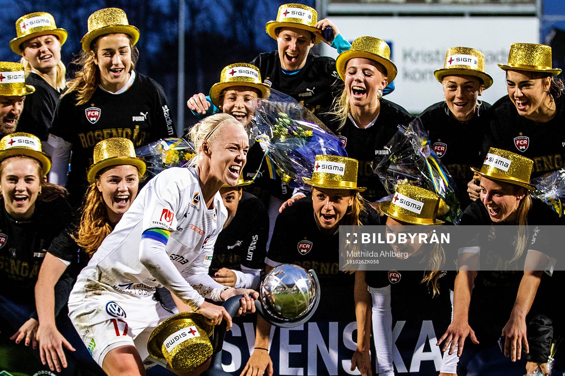 Rosengårds Caroline Seger jublar med pokal och medaljer