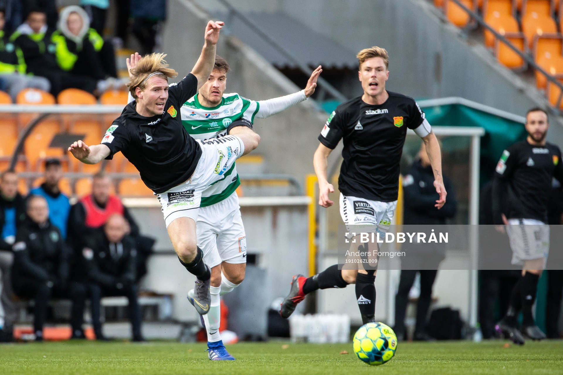 GAIS August Wängberg och Västerås Boris Ljevar under fotbollsmatchen i Superettan mellan Västerås och GAIS den 26 oktober 2019 i Västerås.