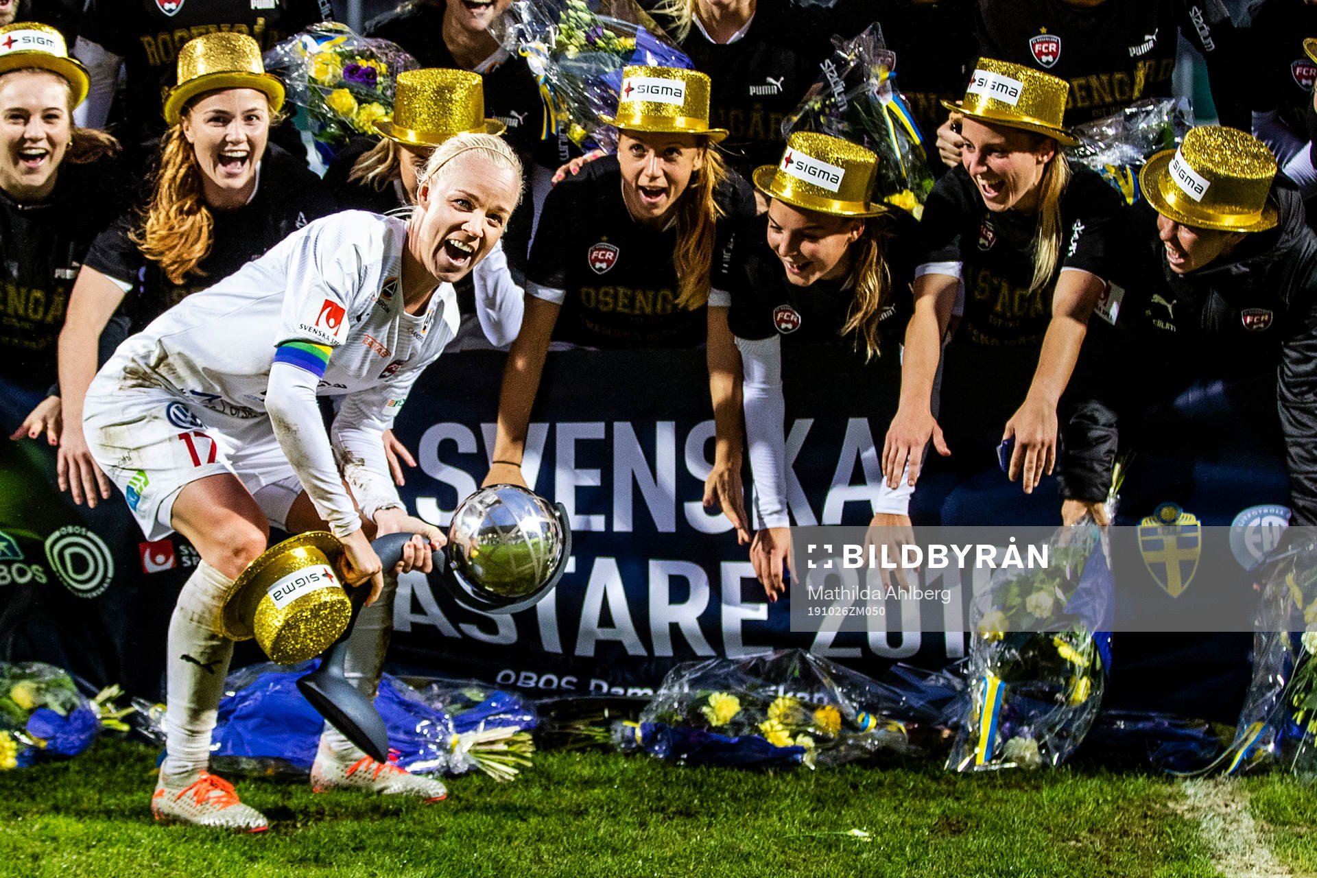 Rosengårds Caroline Seger jublar med pokal och medaljer