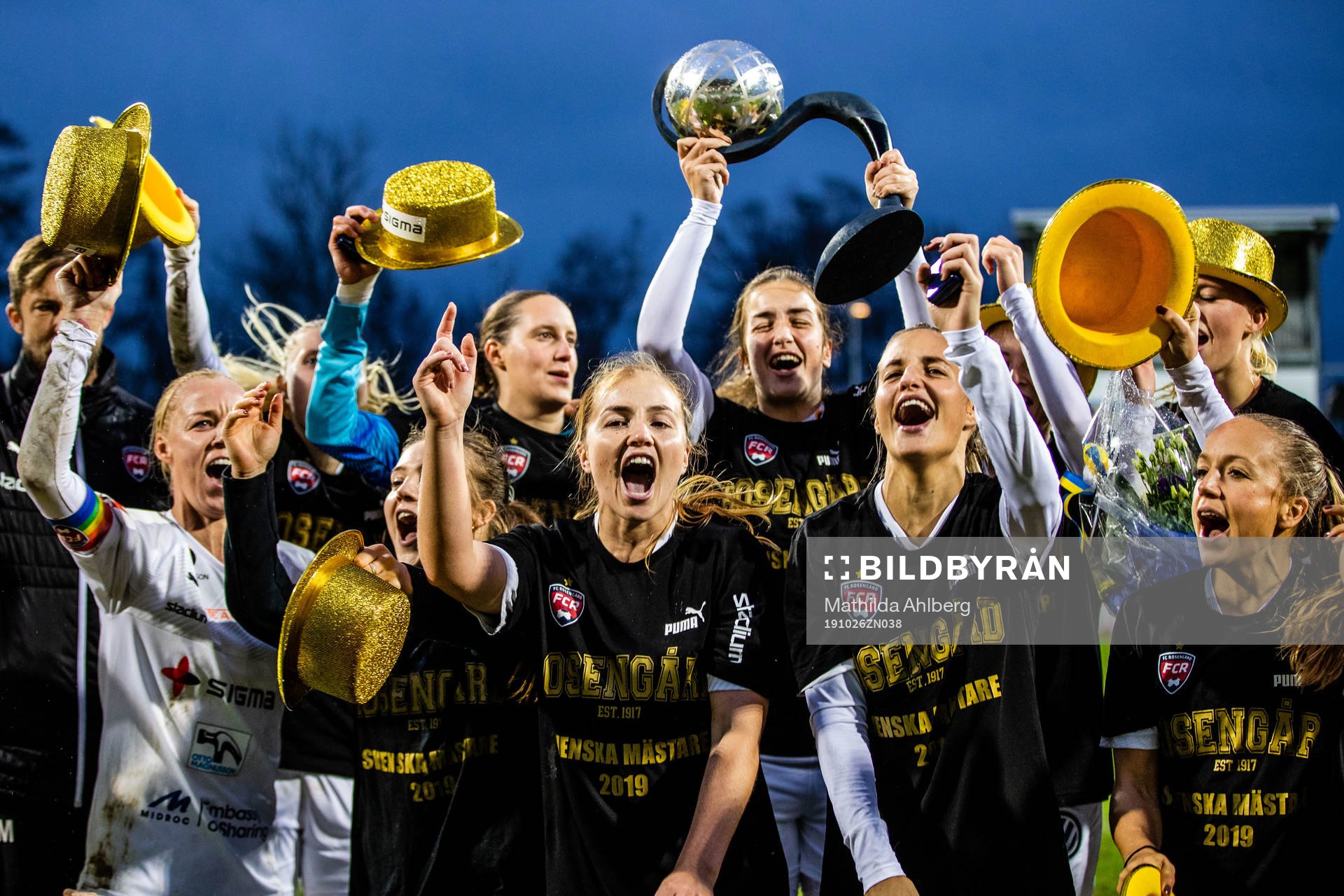 Rosengårds spelare jublar med pokal och medaljer