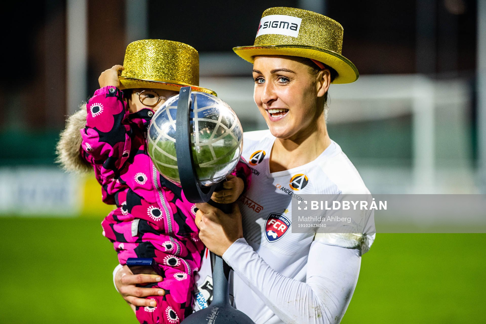 Rosengårds Sanne Troelsgaard  jublar med pokal och medaljer
