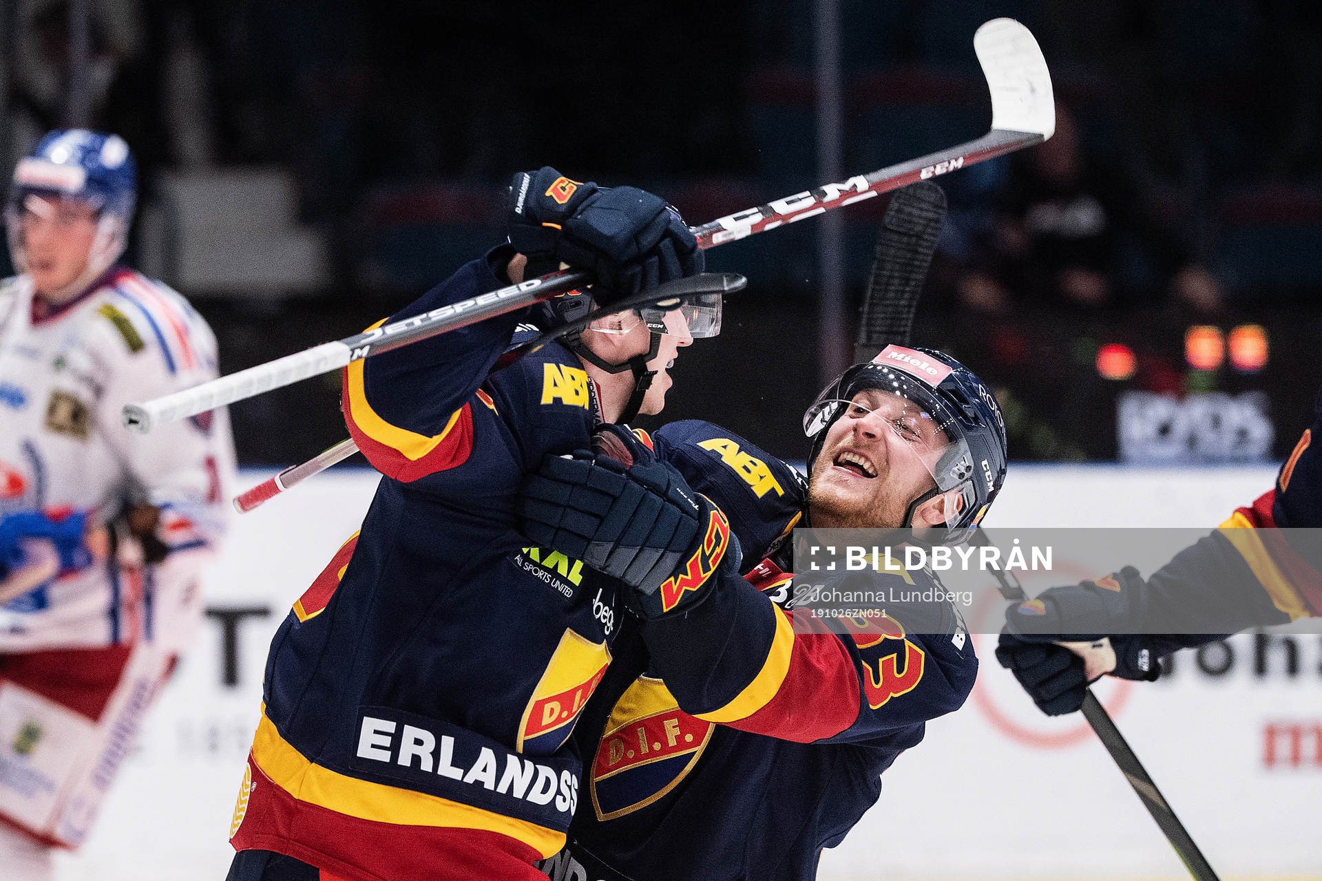 Djurgårdens Olle Alsing och Linus Hultström jublar