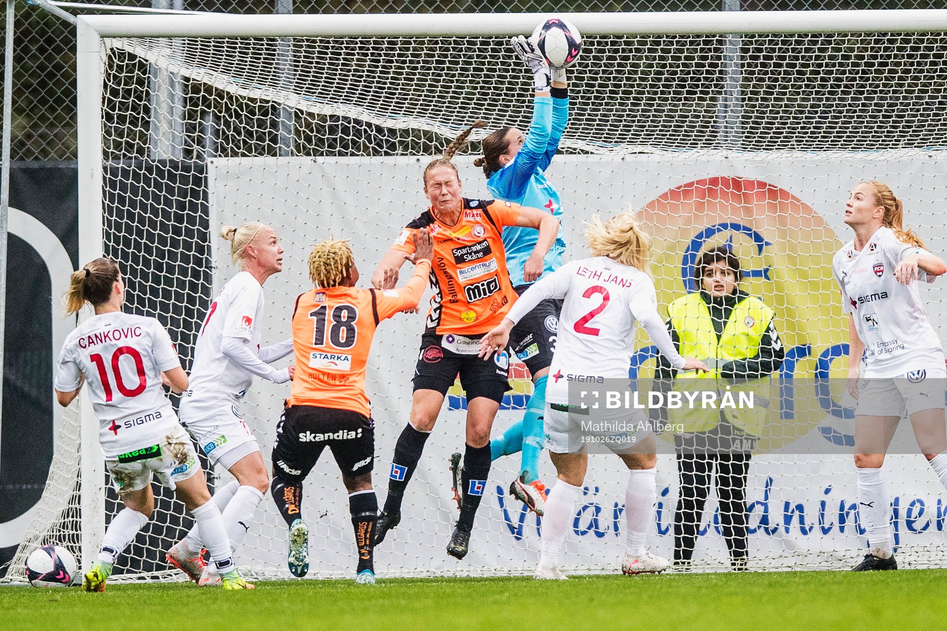 Rosengårds målvakt Emma Lind räddar