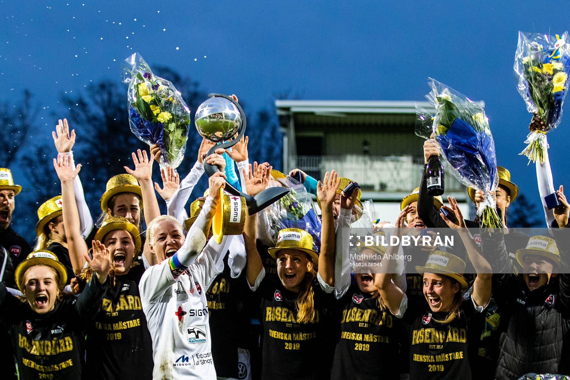 Rosengårds spelare jublar med pokal och medaljer efter fotbollsmatchen i Damallsvenskan mellan Kristianstad och Rosengård den 26 oktober 2019 i Kristianstad.
