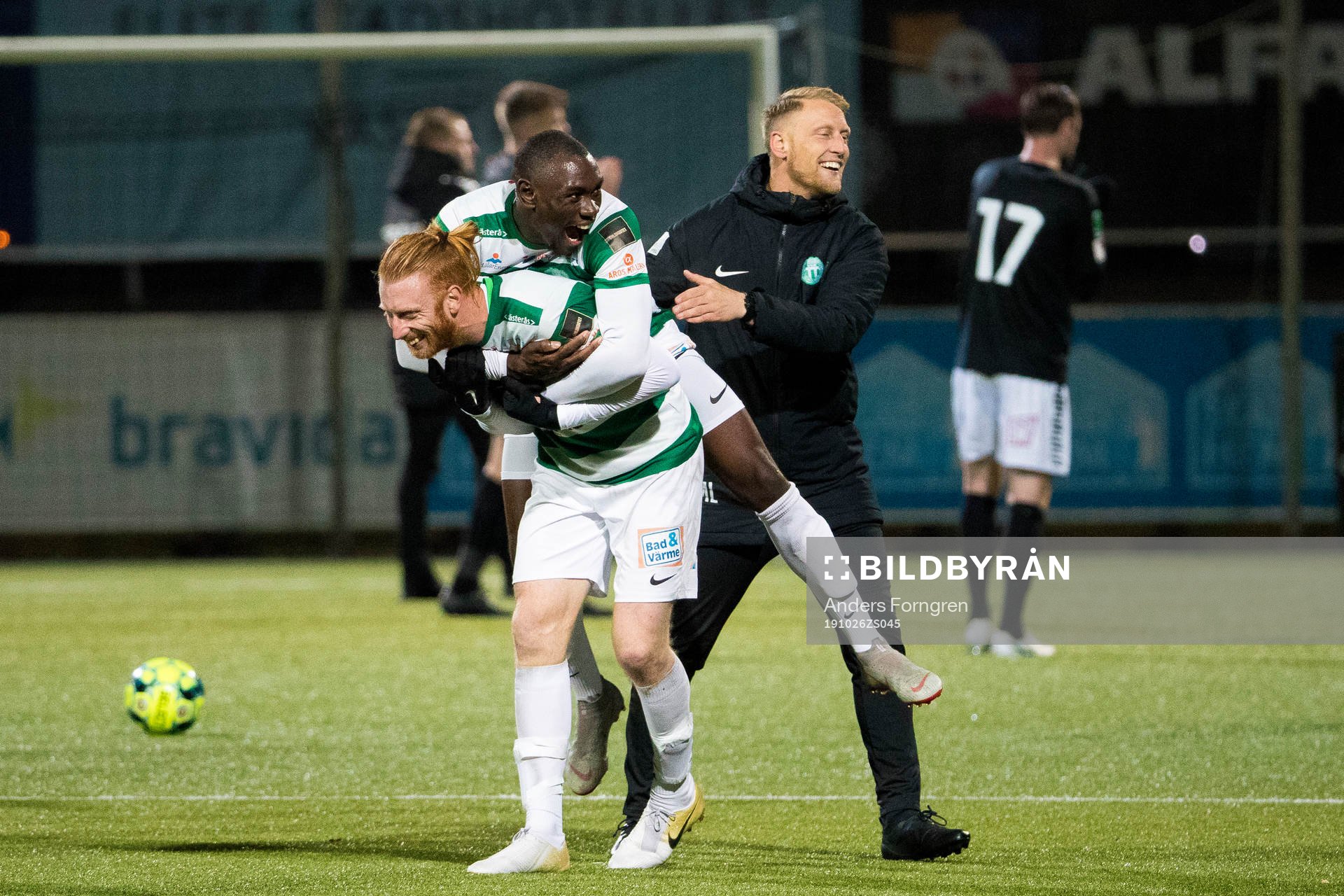 Västerås Calle Svensson och Ravy Tsouka Dozi jublar efter fotbollsmatchen i Superettan mellan Västerås och GAIS den 26 oktober 2019 i Västerås.