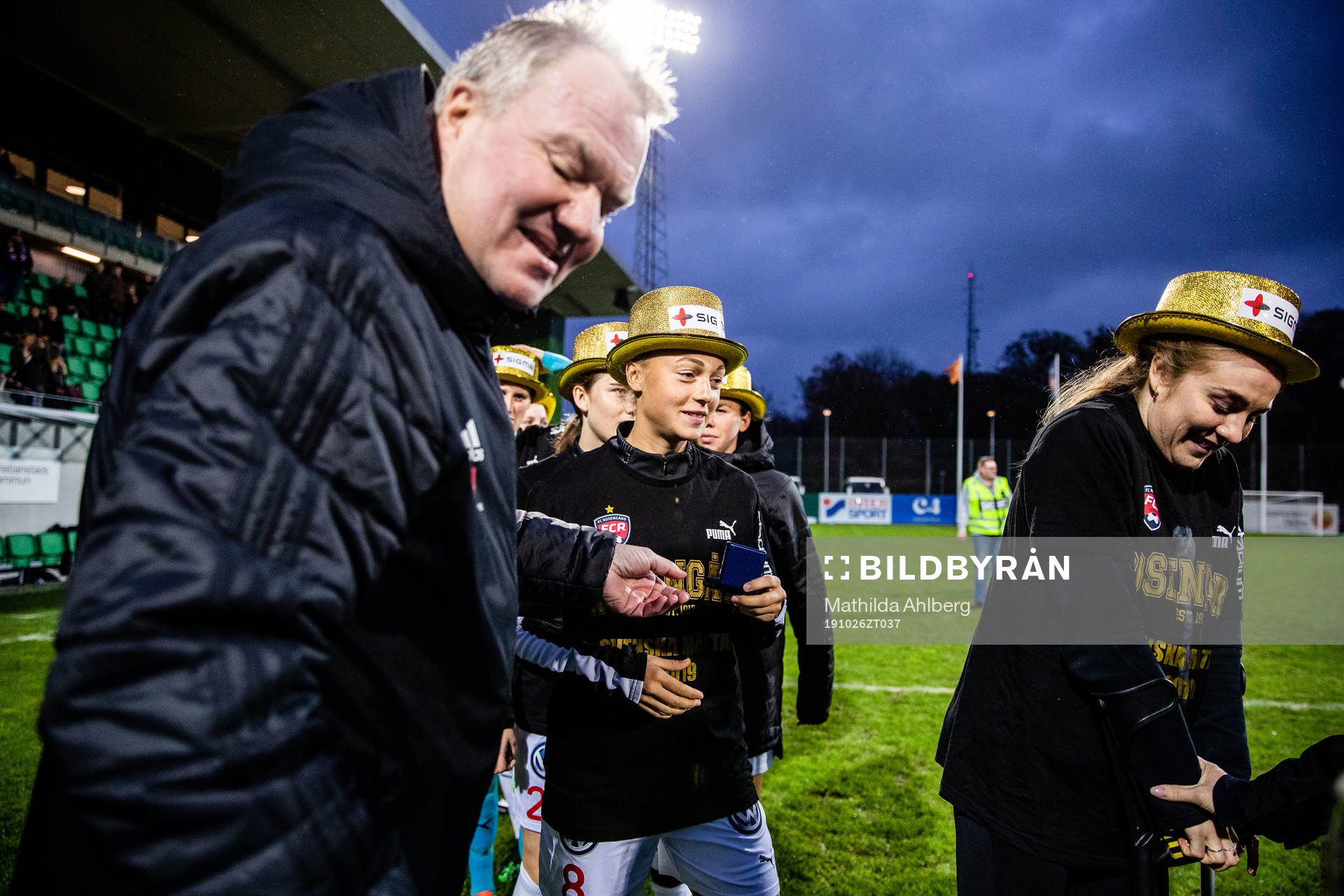 Rosengårds Hanna Bennison tar emot medalj från Karl-Erik Nilsson, Styrelseordförande Svenska fotbollsförbundet, efter fotbollsmatchen i Damallsvenskan mellan Kristianstad och Rosengård den 26 oktober 2019 i Kristianstad.