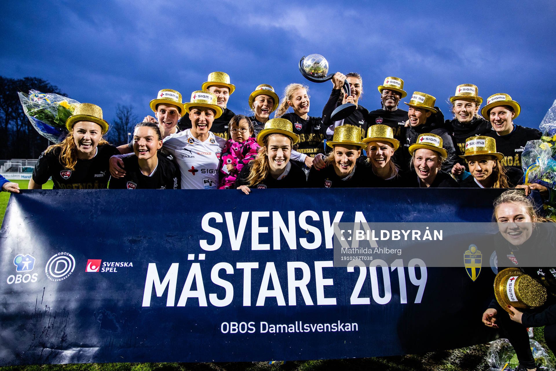 Rosengårds spelare jublar med pokal och medaljer