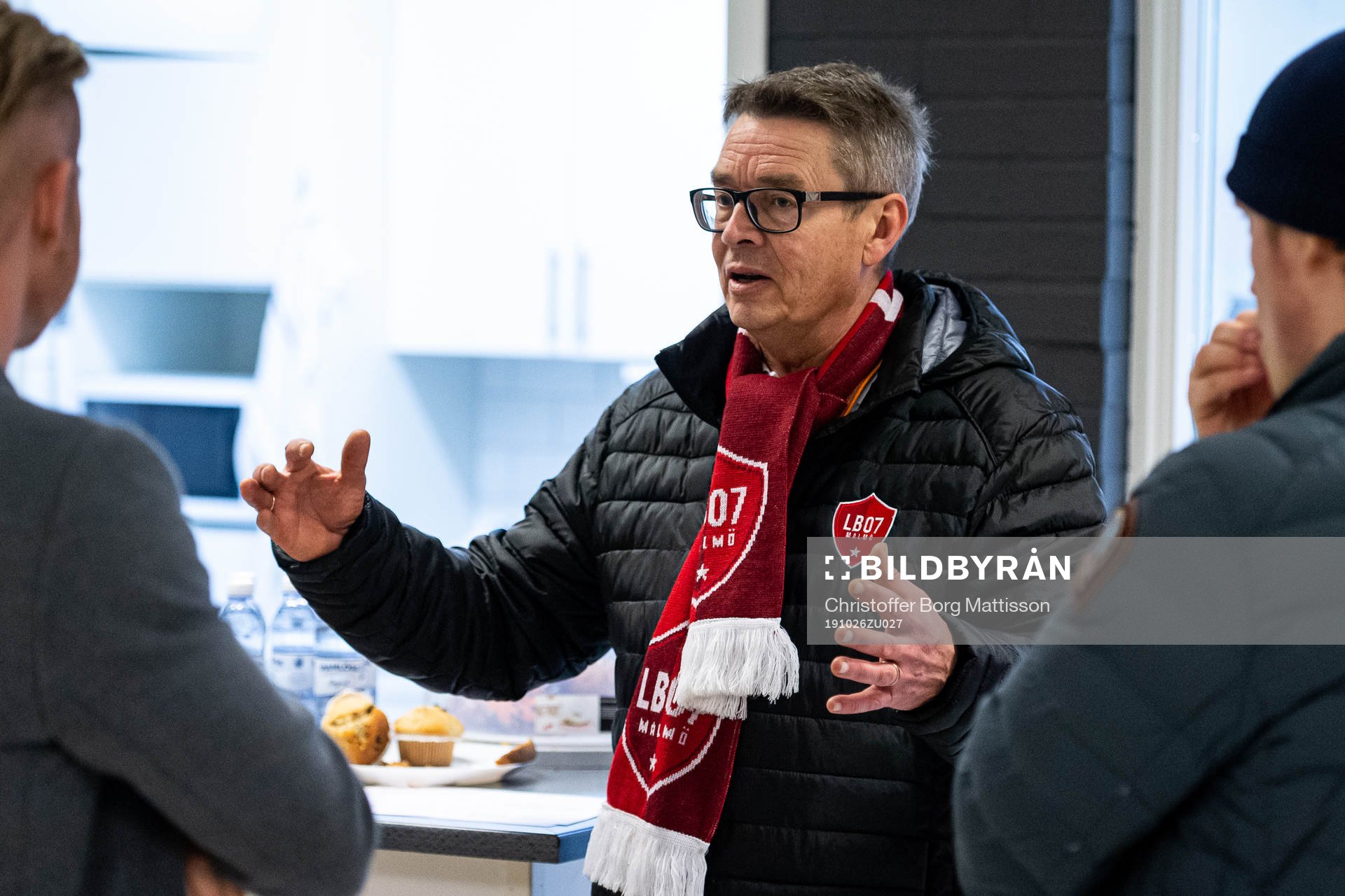 Limhamn Bunkeflos ordförande Robert Lenir i samtal med