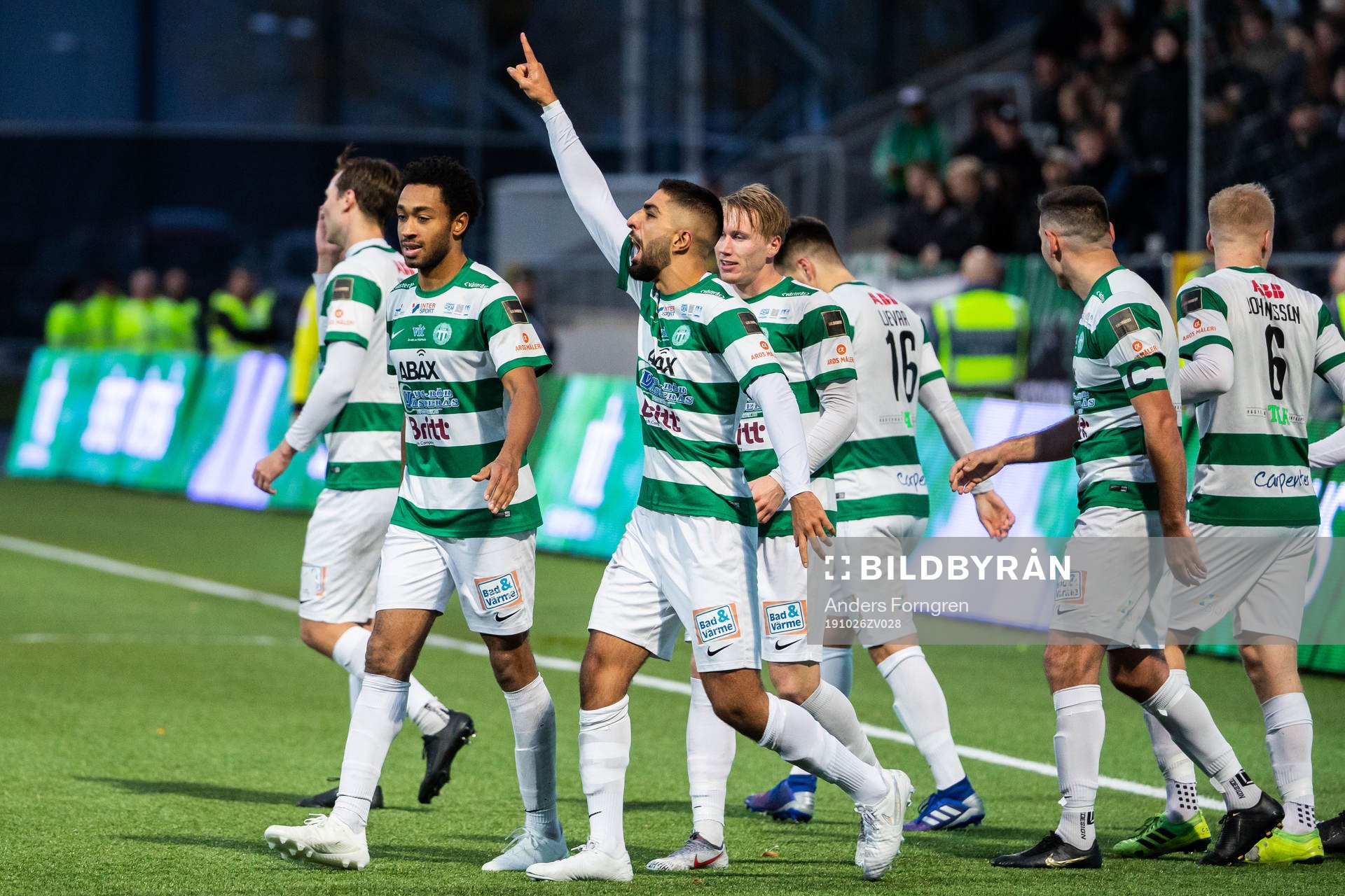 Västerås Sean Sabetkar jublar med lagkamrater