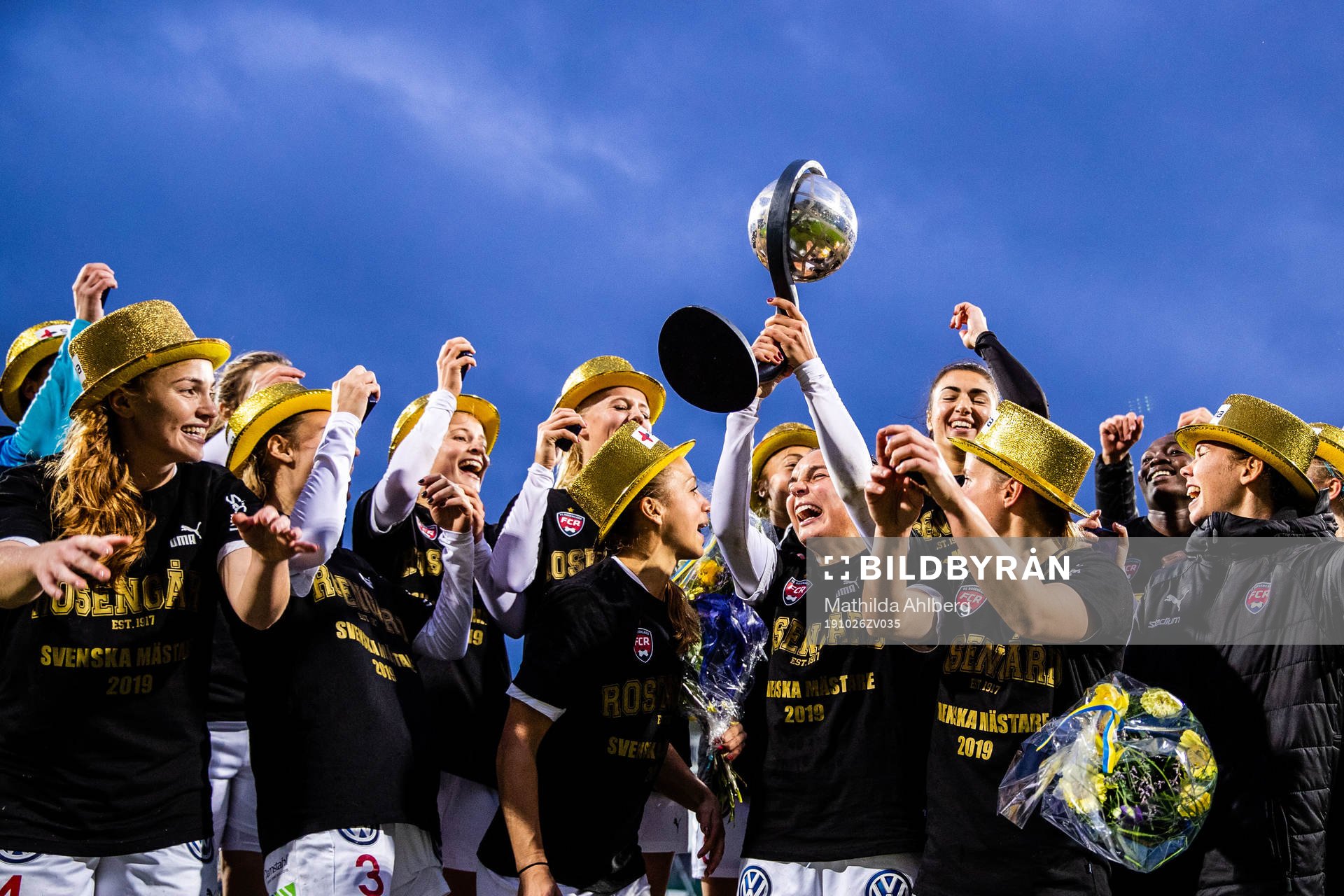 Rosengårds spelare jublar med pokal och medaljer