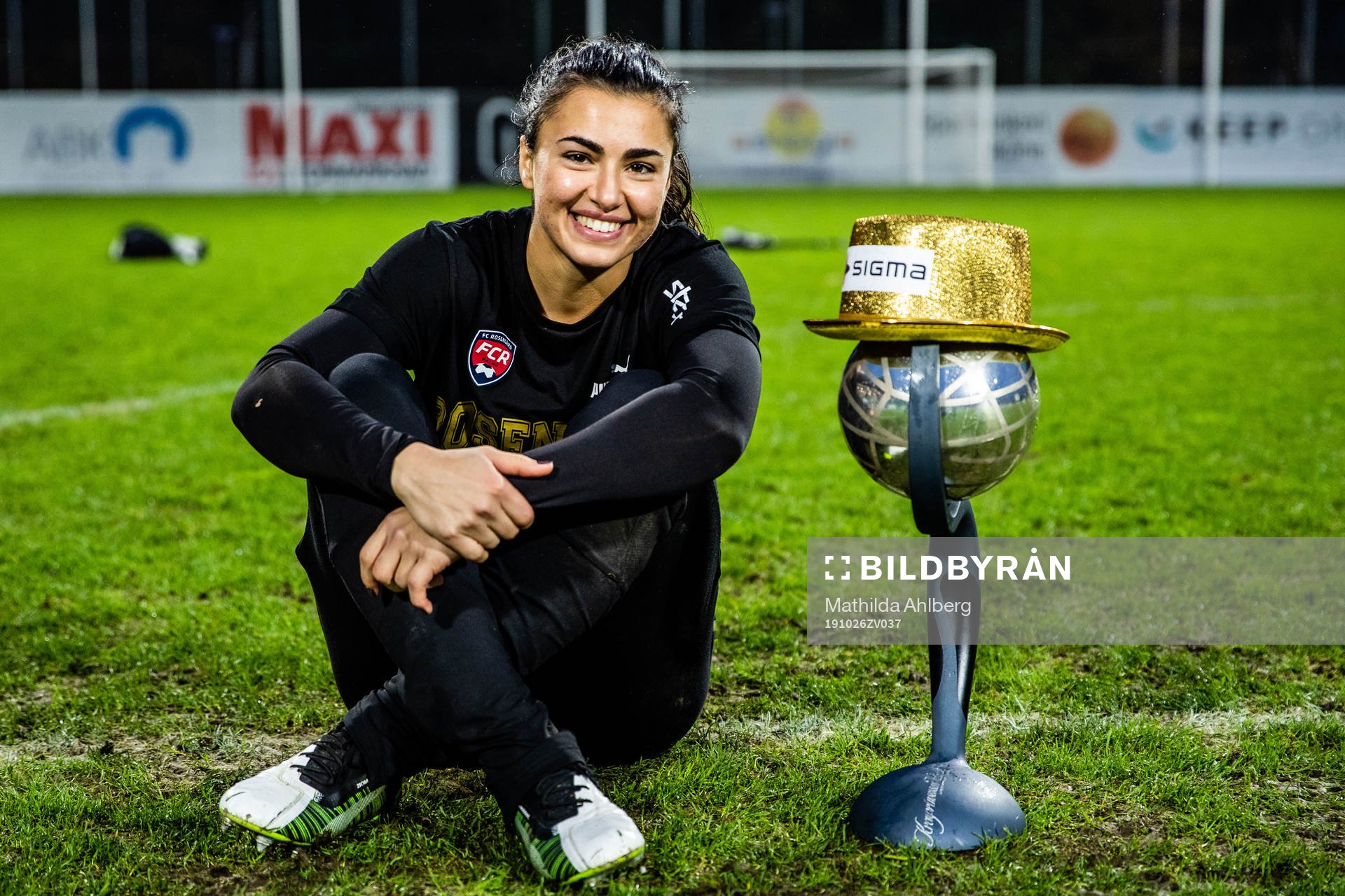 Rosengårds målvakt Zecira Musovic jublar med pokal och