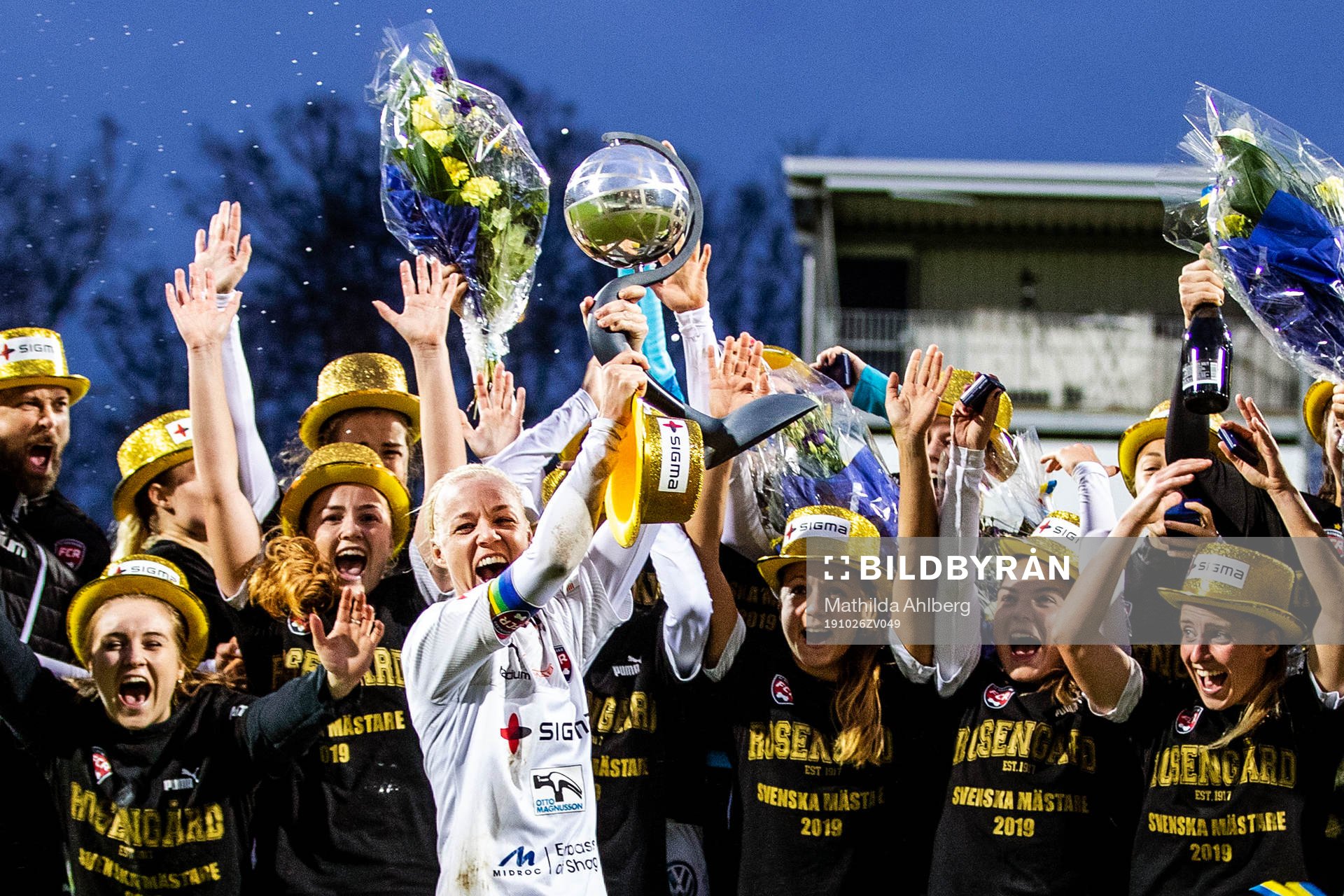 Rosengårds Caroline Seger jublar med pokal och medaljer
