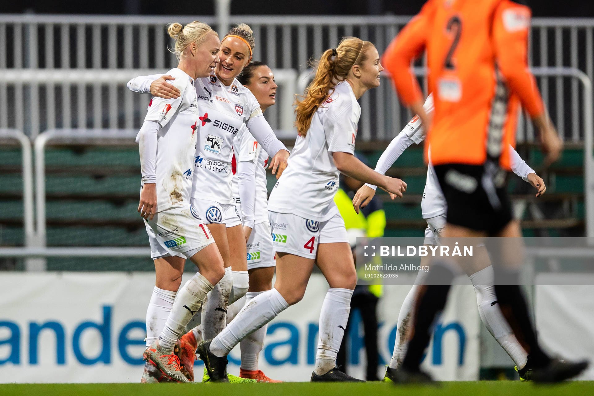 Rosengårds Caroline Seger och Sanne Troelsgaard jublar