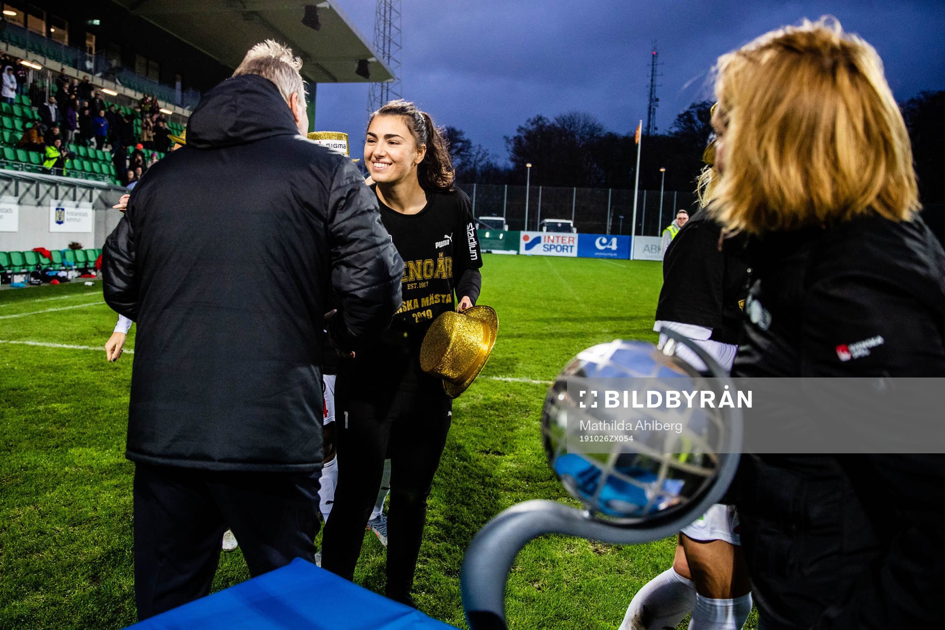 Rosengårds målvakt Zecira Musovic tar emot medalj från Karl-Erik Nilsson, Styrelseordförande Svenska fotbollsförbundet, efter fotbollsmatchen i Damallsvenskan mellan Kristianstad och Rosengård den 26 oktober 2019 i Kristianstad.