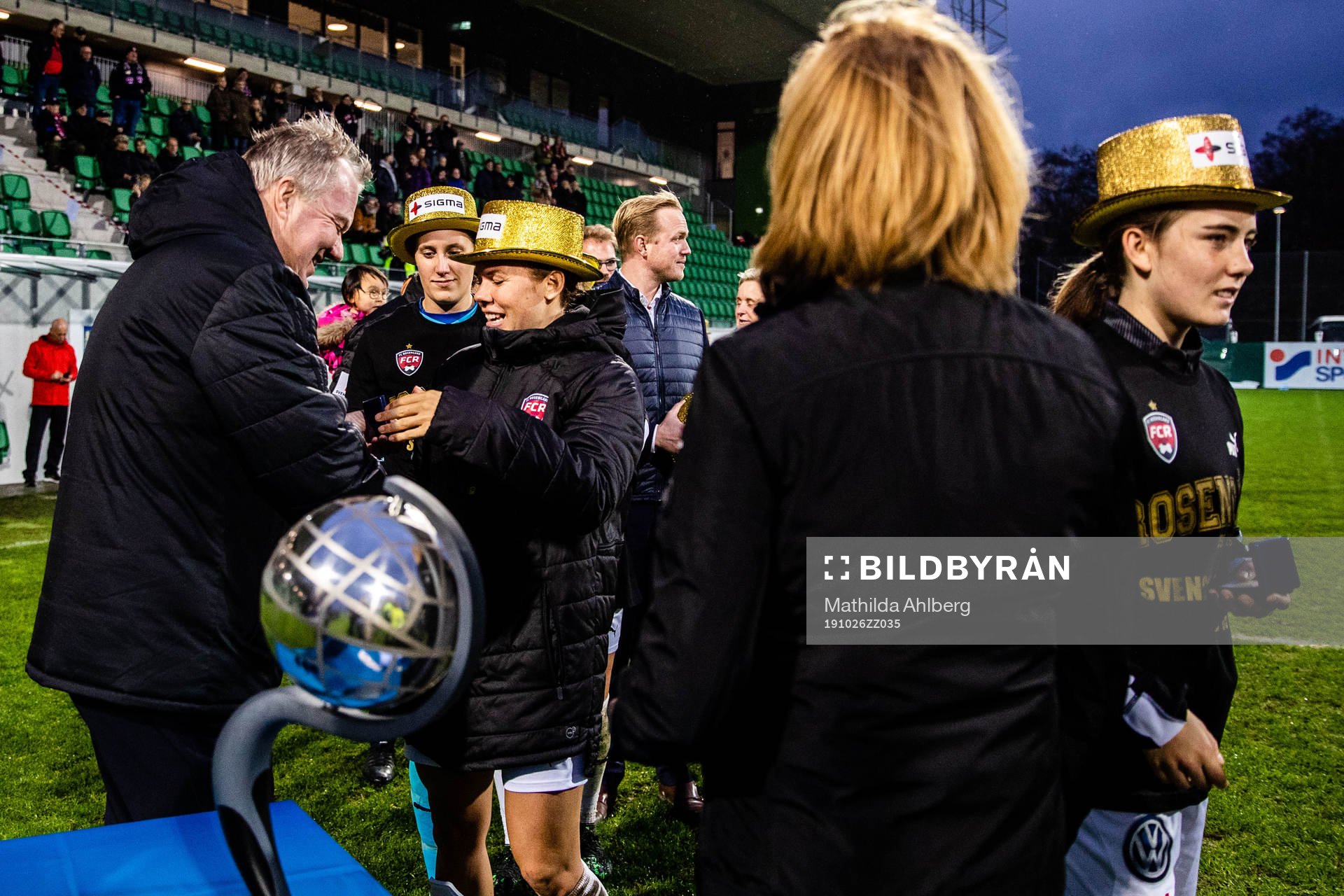 Rosengårds Jessica Samuelsson tar emot medalj från Karl-Erik Nilsson, Styrelseordförande Svenska fotbollsförbundet, efter fotbollsmatchen i Damallsvenskan mellan Kristianstad och Rosengård den 26 oktober 2019 i Kristianstad.