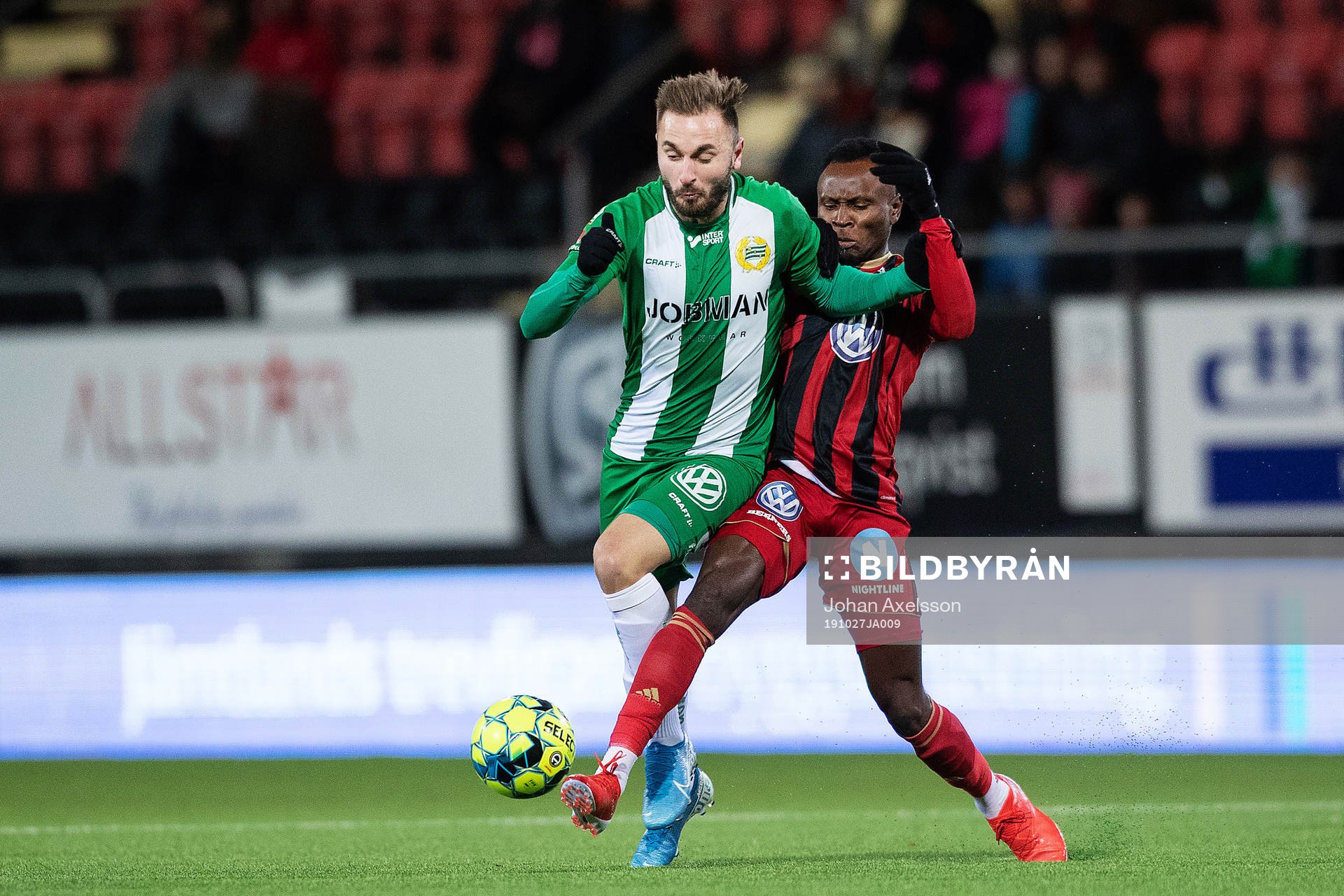 Hammarbys Muamer Tankovic och Östersunds Sam Mensiro