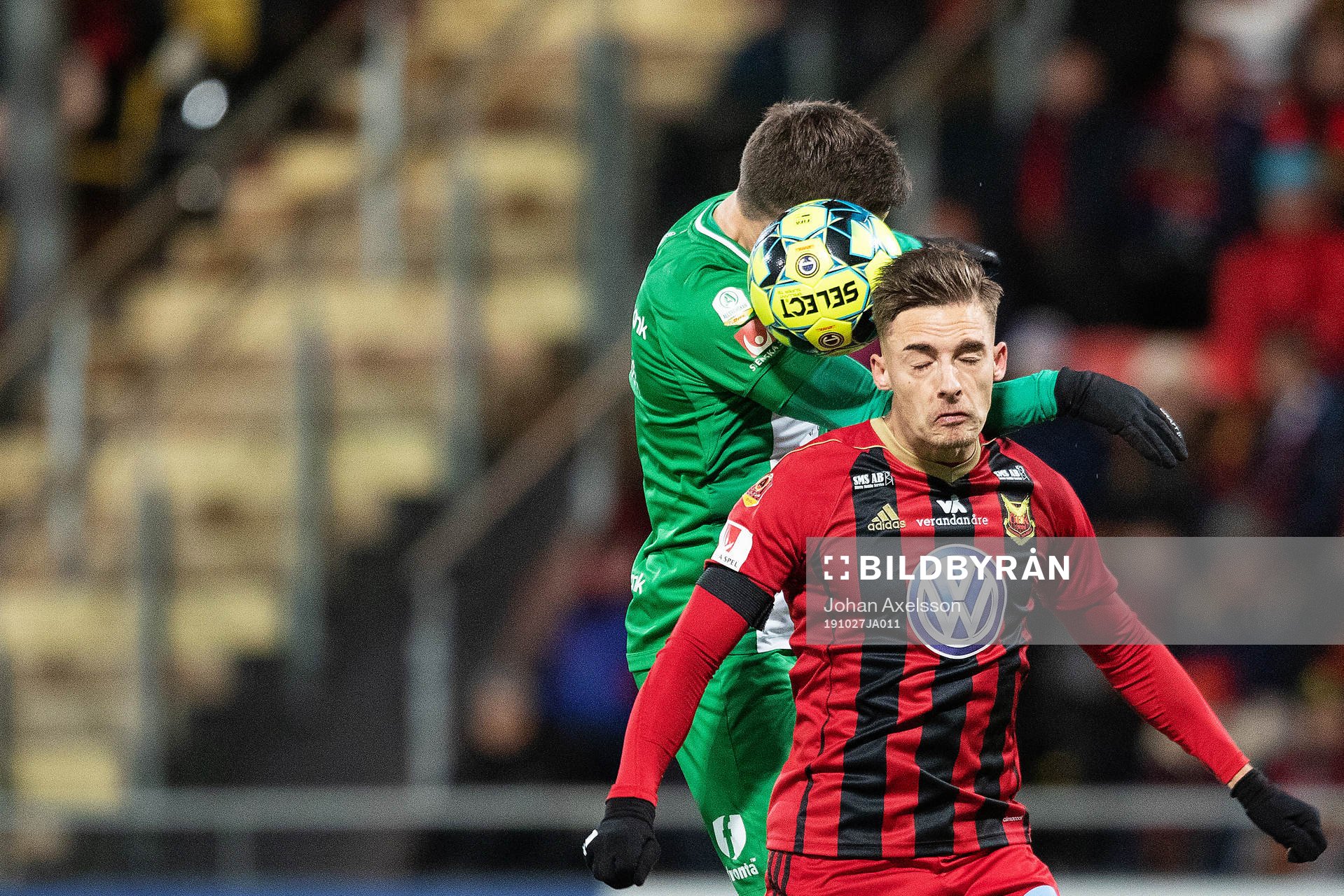 Östersunds Felix Hörberg och Hammarbys Jeppe Andrup Andersen under fotbollsmatchen i Allsvenskan mellan Östersund och Hammarby den 27 Oktober 2019 i Östersund.