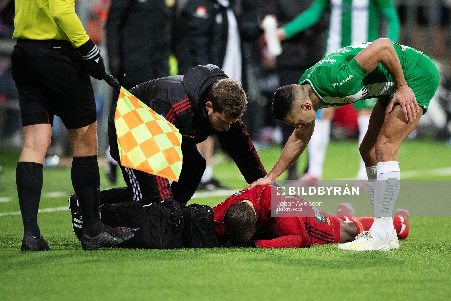 Östersunds Ronald Mukiibi har ont och tas om hand om av