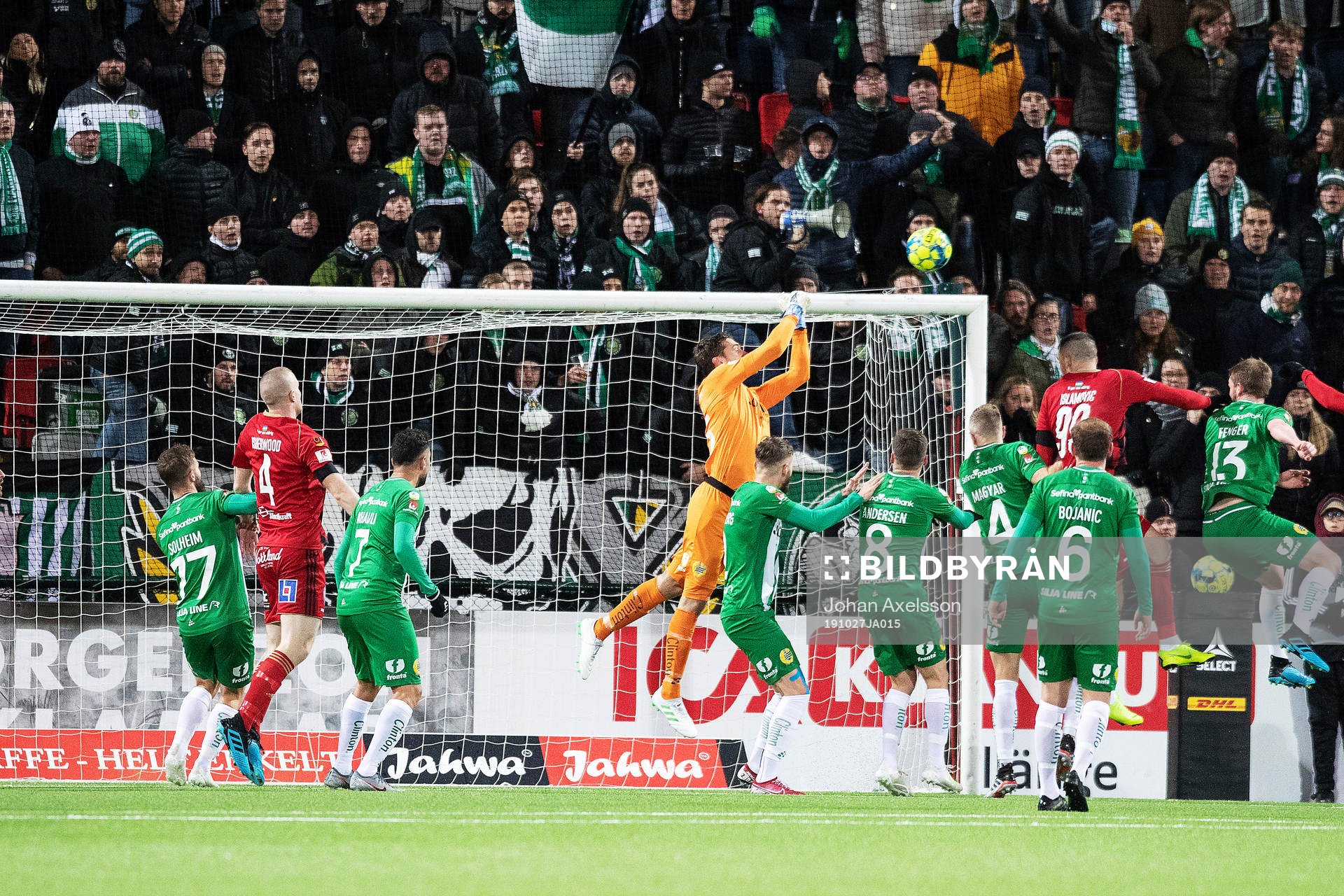 Hammarbys Davor Blazevic räddar en nick från Östersunds