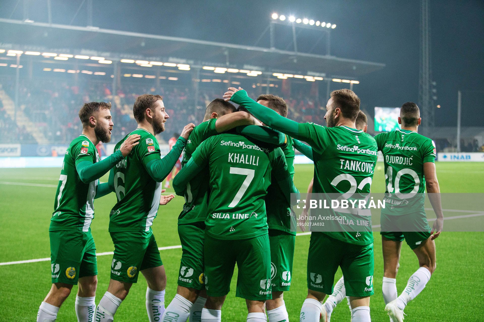 Hammarbys spelare jublar med Imad Khalili