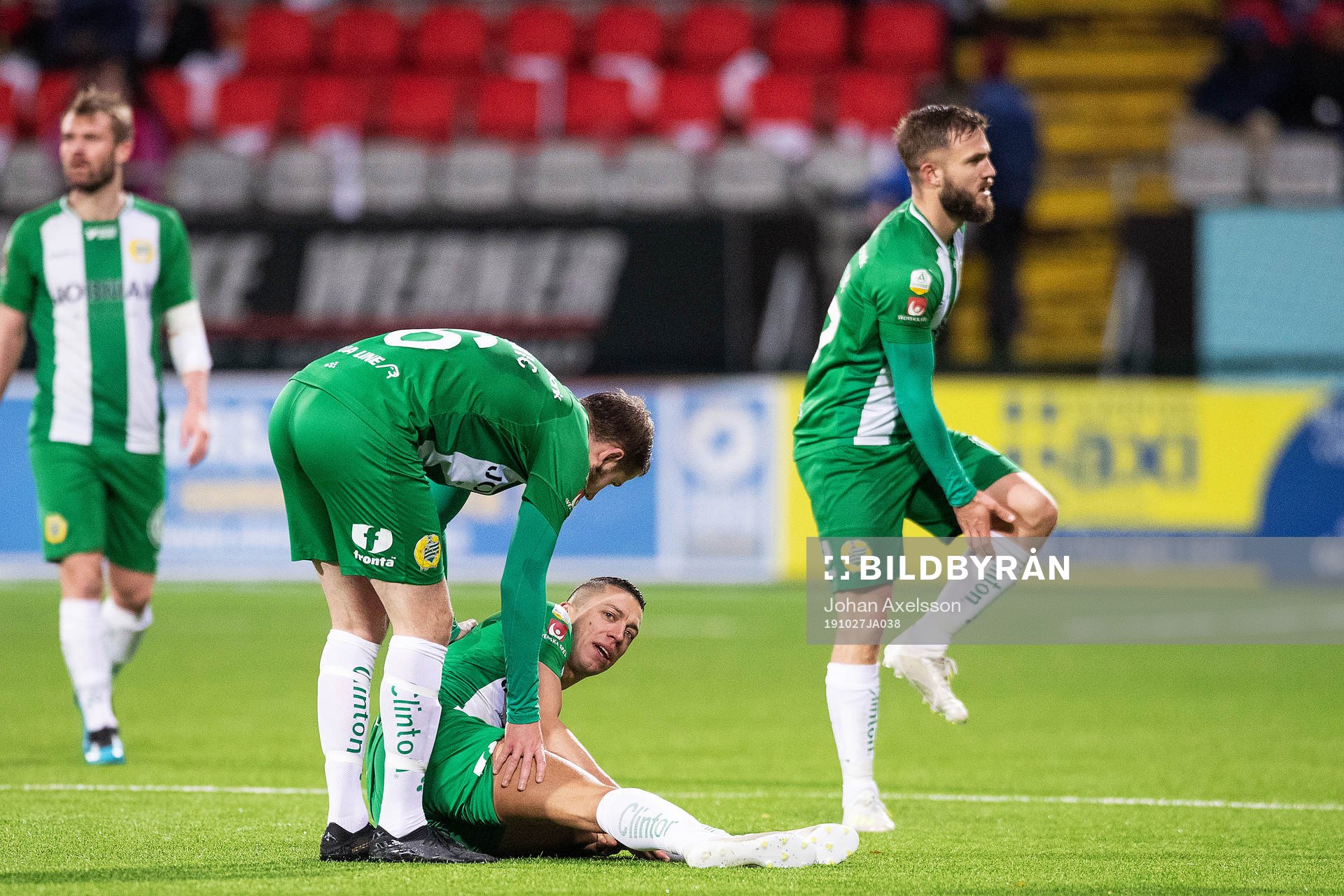 Hammarbys Nikola Djurdjic har ont och får hjälp av