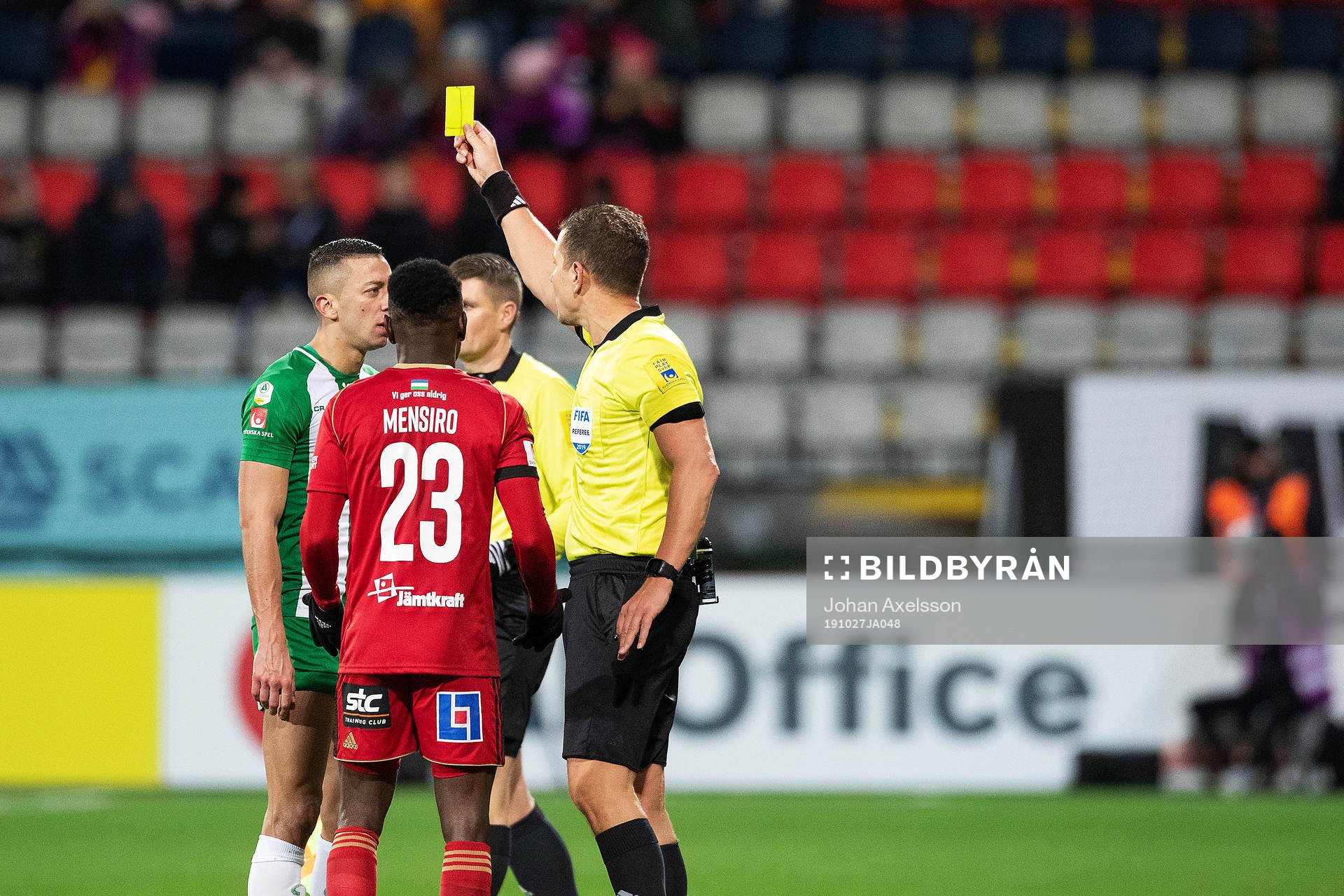 Östersunds Sam Mensiro och Hammarbys Nikola Djurdjic
