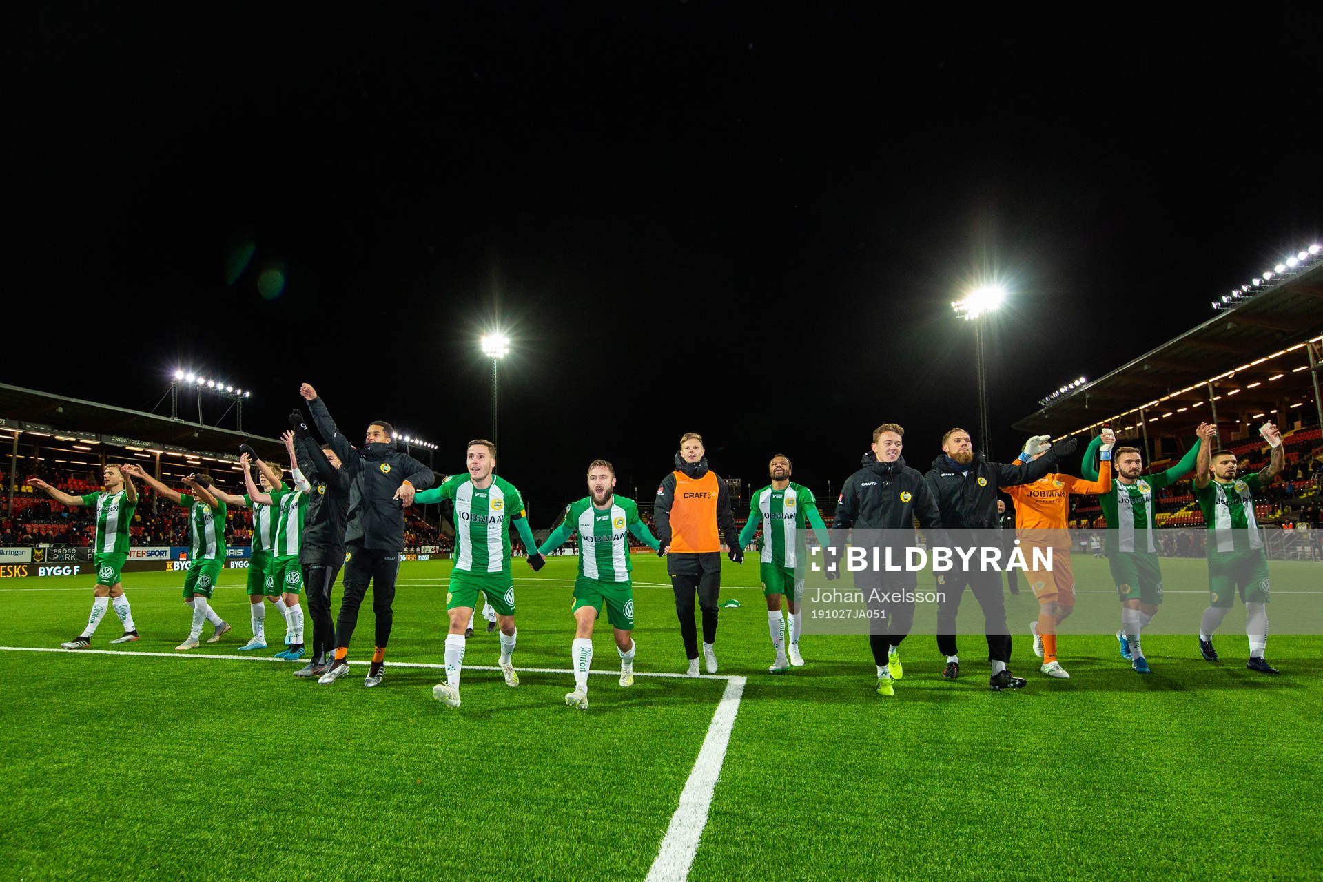 Hammarby jublar med fansen efter, jubel fotbollsmatchen i