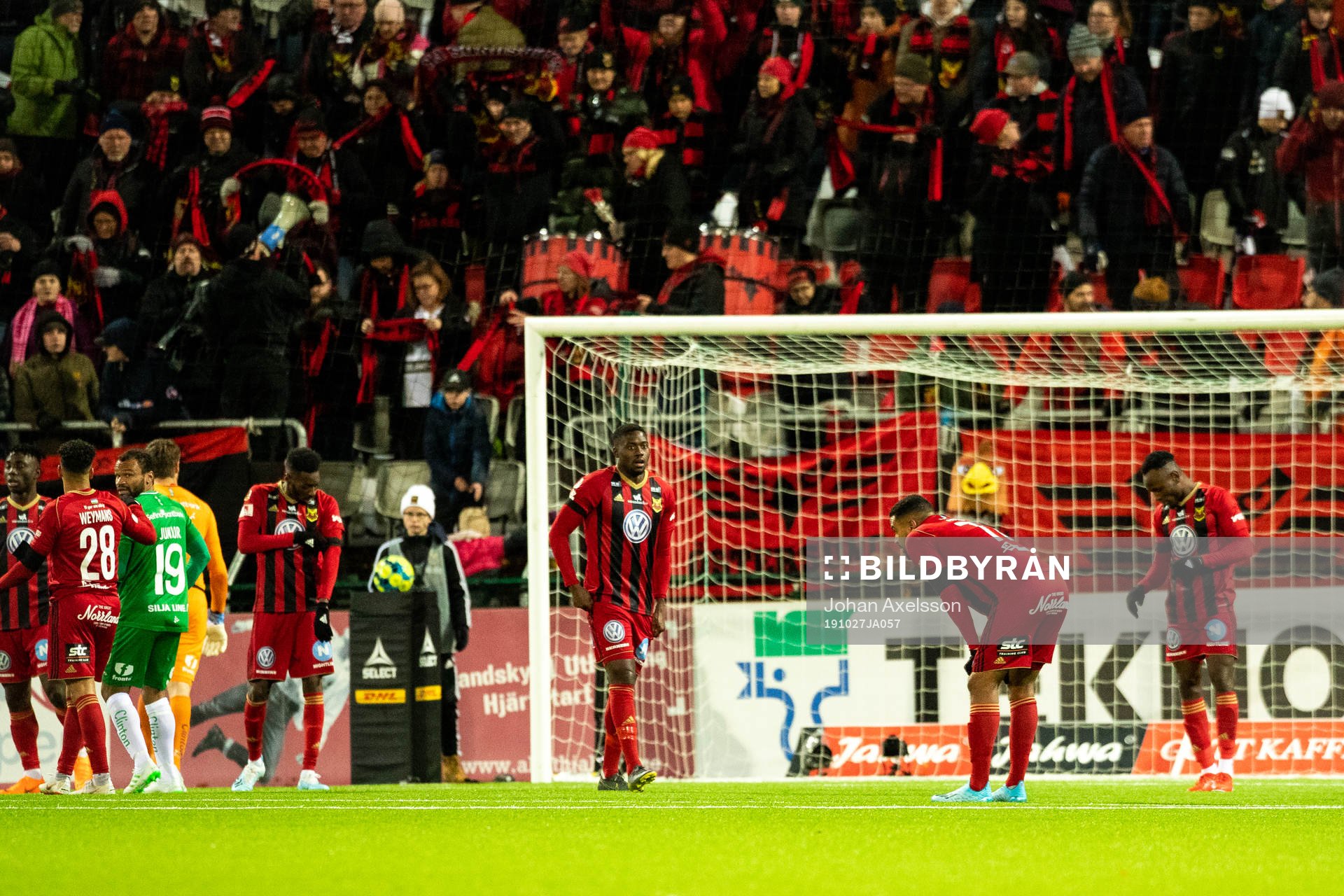 Östersunds Isak Ssewankambo och Noah Sonko Sundberg deppar