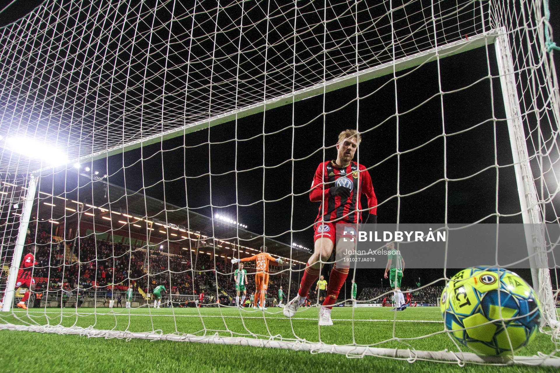 Östersunds Simon Kroon plockar ut bollen