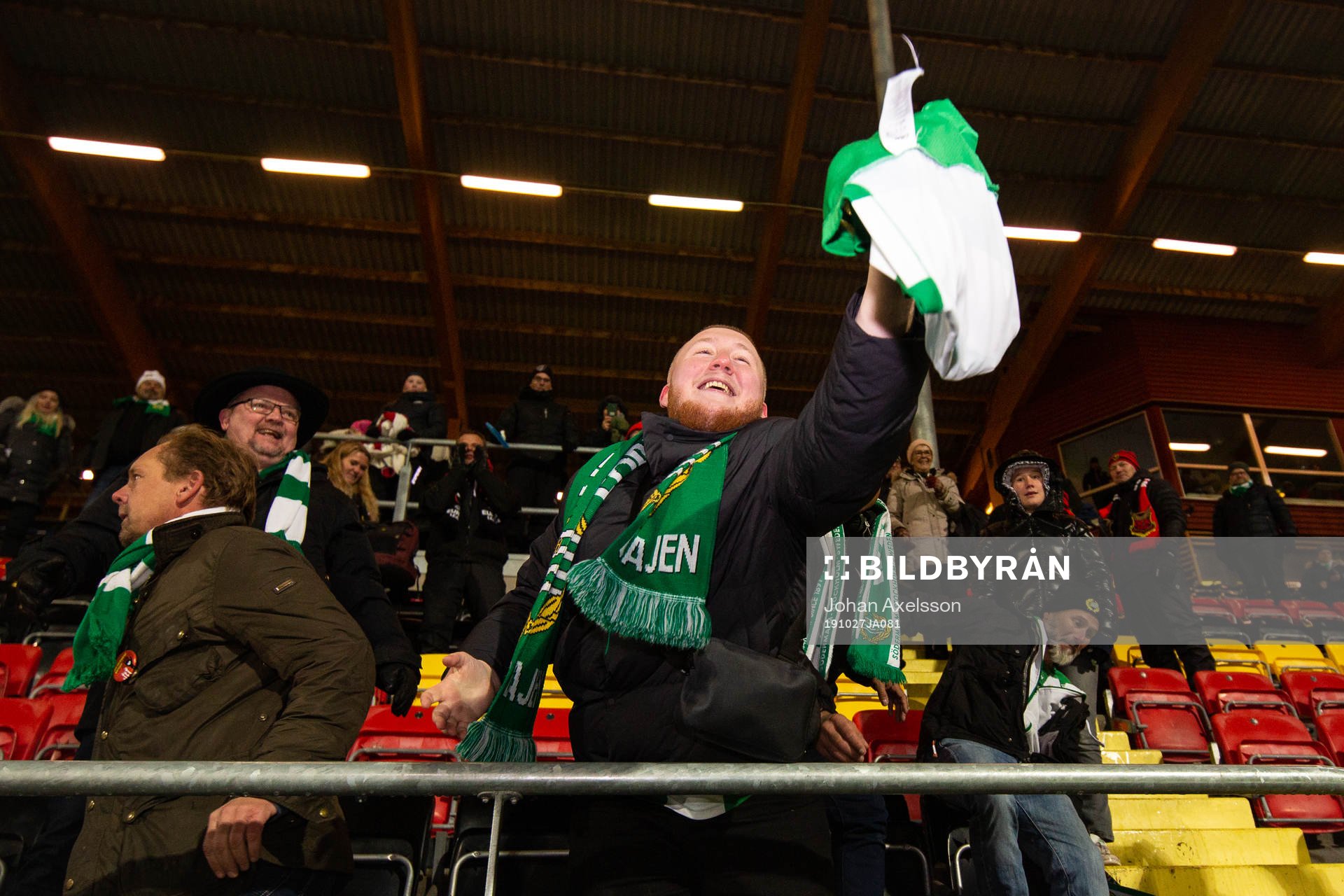 Hammarbys fans fångar en tröja som Hammarbys Nikola