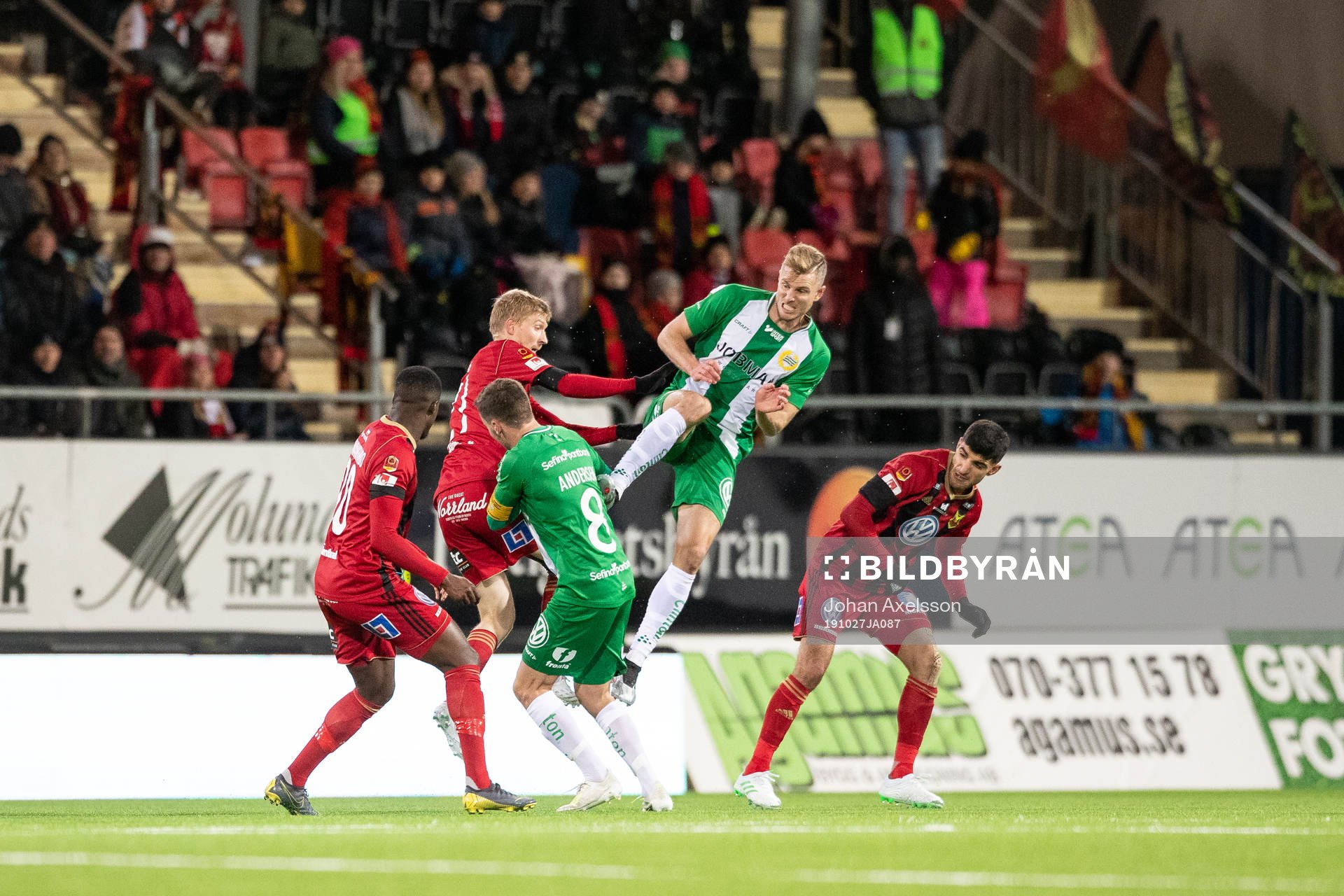 Hammarbys Tim Söderström in en kamp med Östersunds Simon