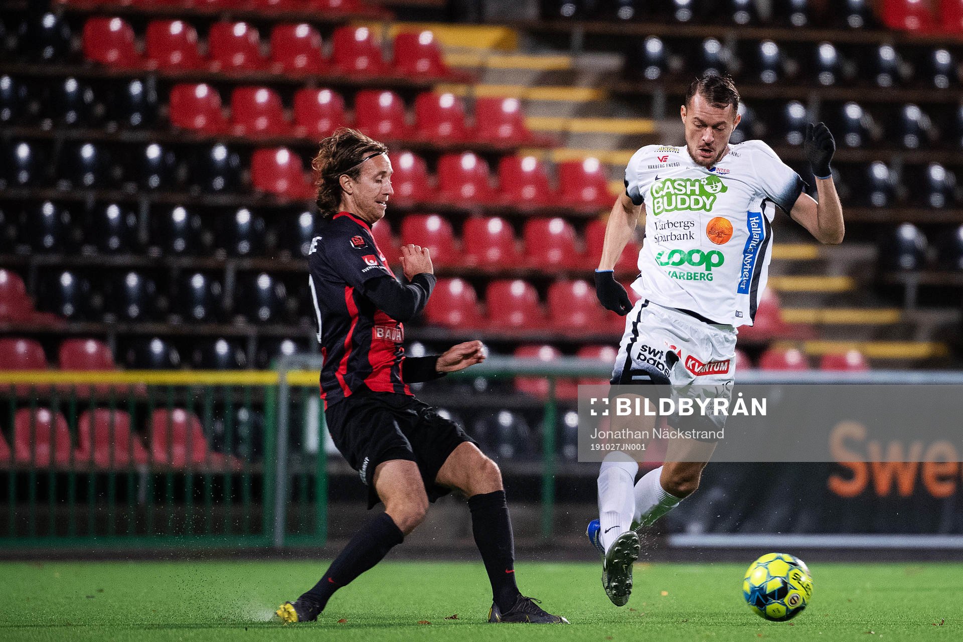 Brommapojkarnas Philip Hellqvist och Varbergs Albert Ejupi