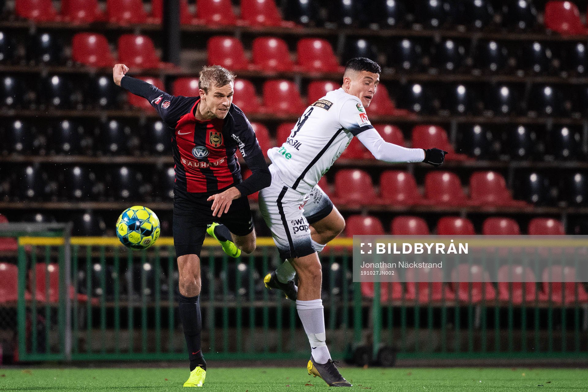 Brommapojkarnas Oscar Pehrsson och Varbergs  Astrit Seljmani