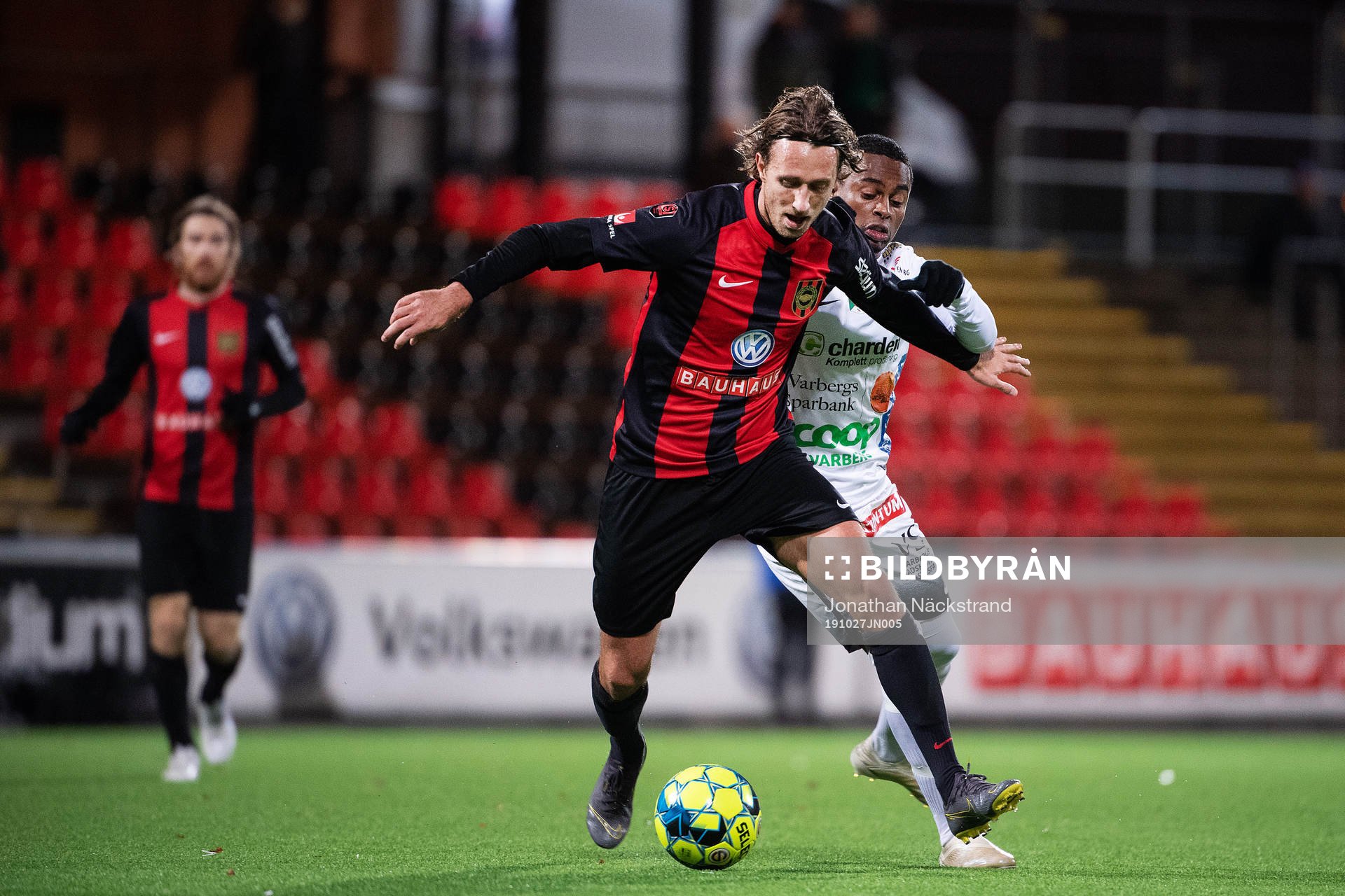 Brommapojkarnas Philip Hellqvist och Varbergs Nahom Girmai
