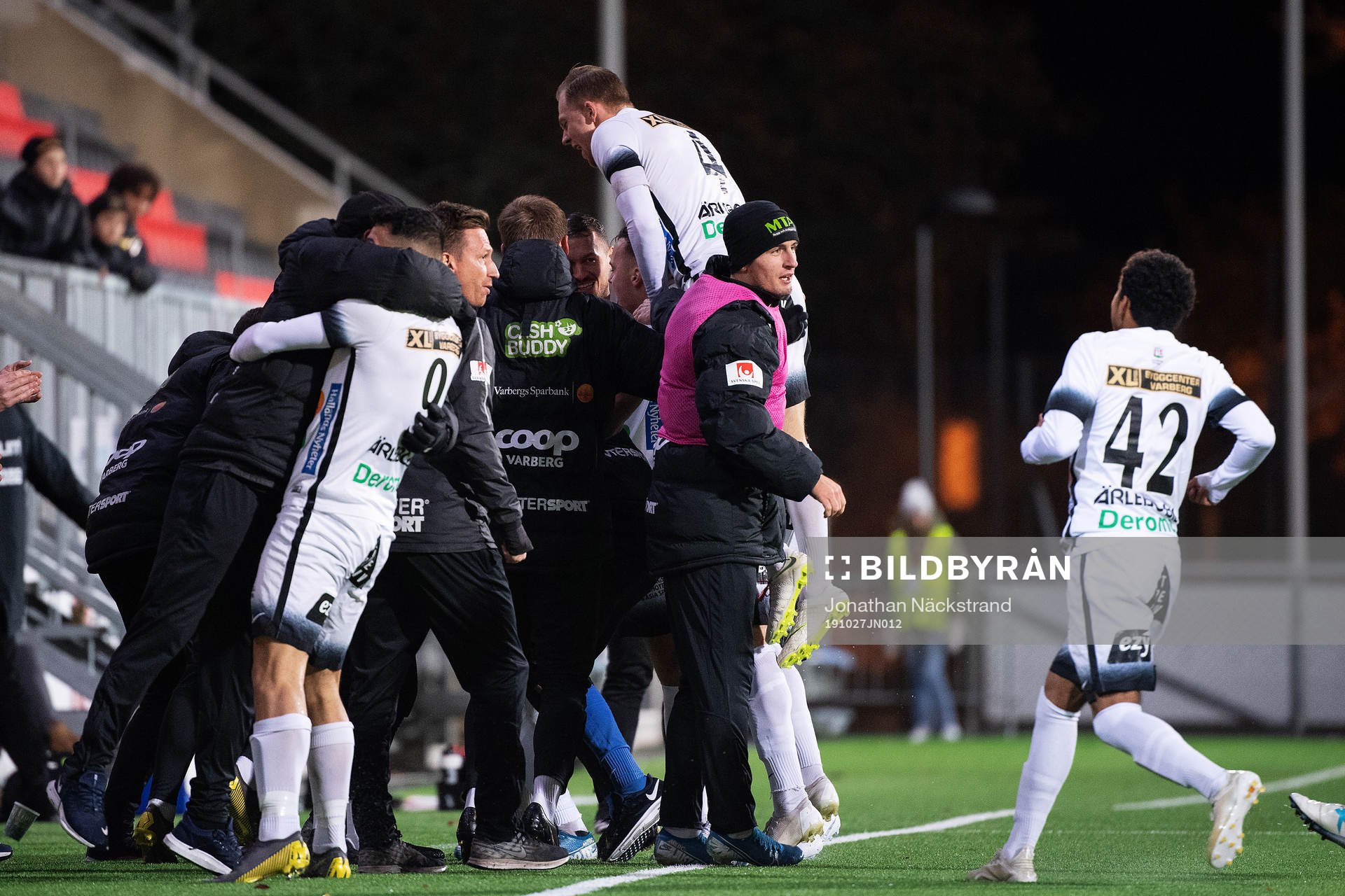 Varbergs tränare Joakim Persson jublar med spelarna efter 0-1 under fotbollsmatchen i Superettan mellan Brommapojkarna och Varberg den 27 oktober 2019 i Stockholm.