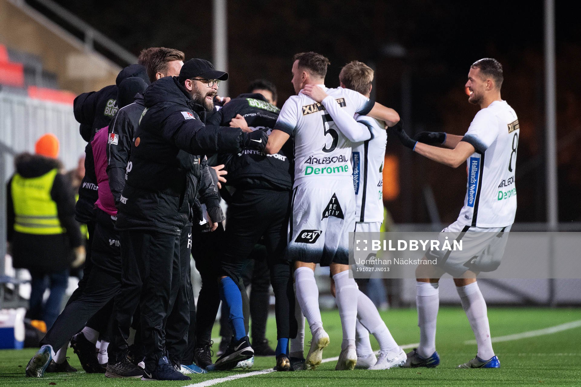 Varbergs tränare Joakim Persson jublar