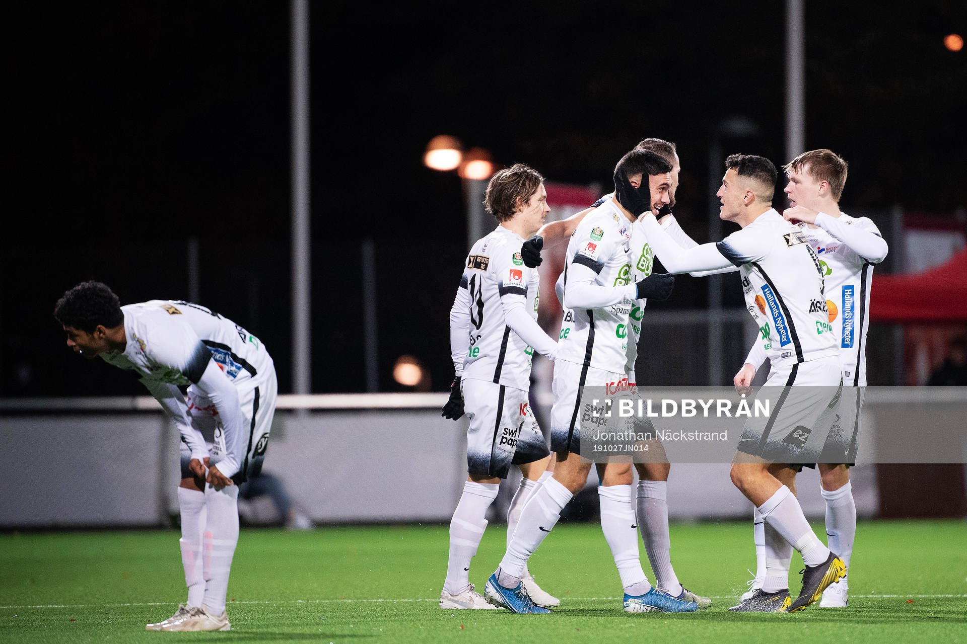 Varbergs Daniel Krezic jublar med sina lagkamrater efter 0-1 under fotbollsmatchen i Superettan mellan Brommapojkarna och Varberg den 27 oktober 2019 i Stockholm.